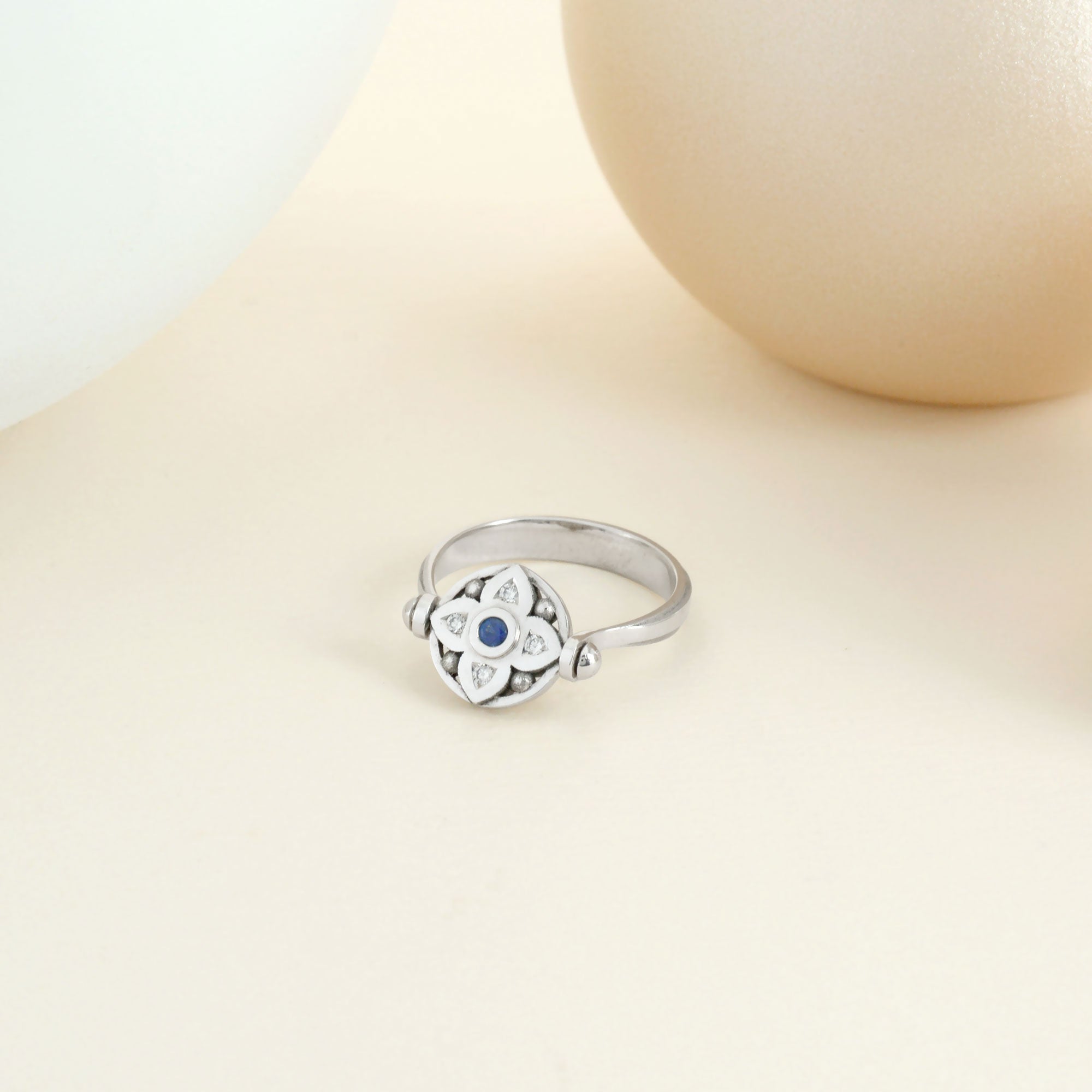 Bague vice versa en or blanc, saphir et diamants (recto verso)