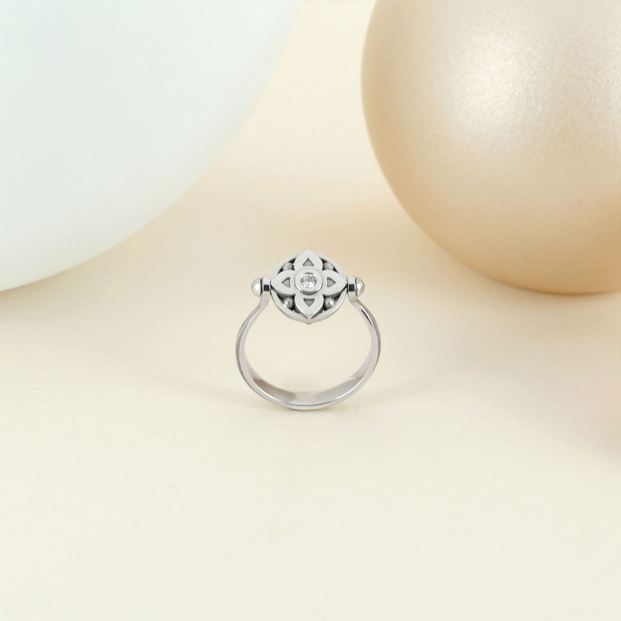 Bague vice versa en or blanc, saphir et diamants (recto verso)