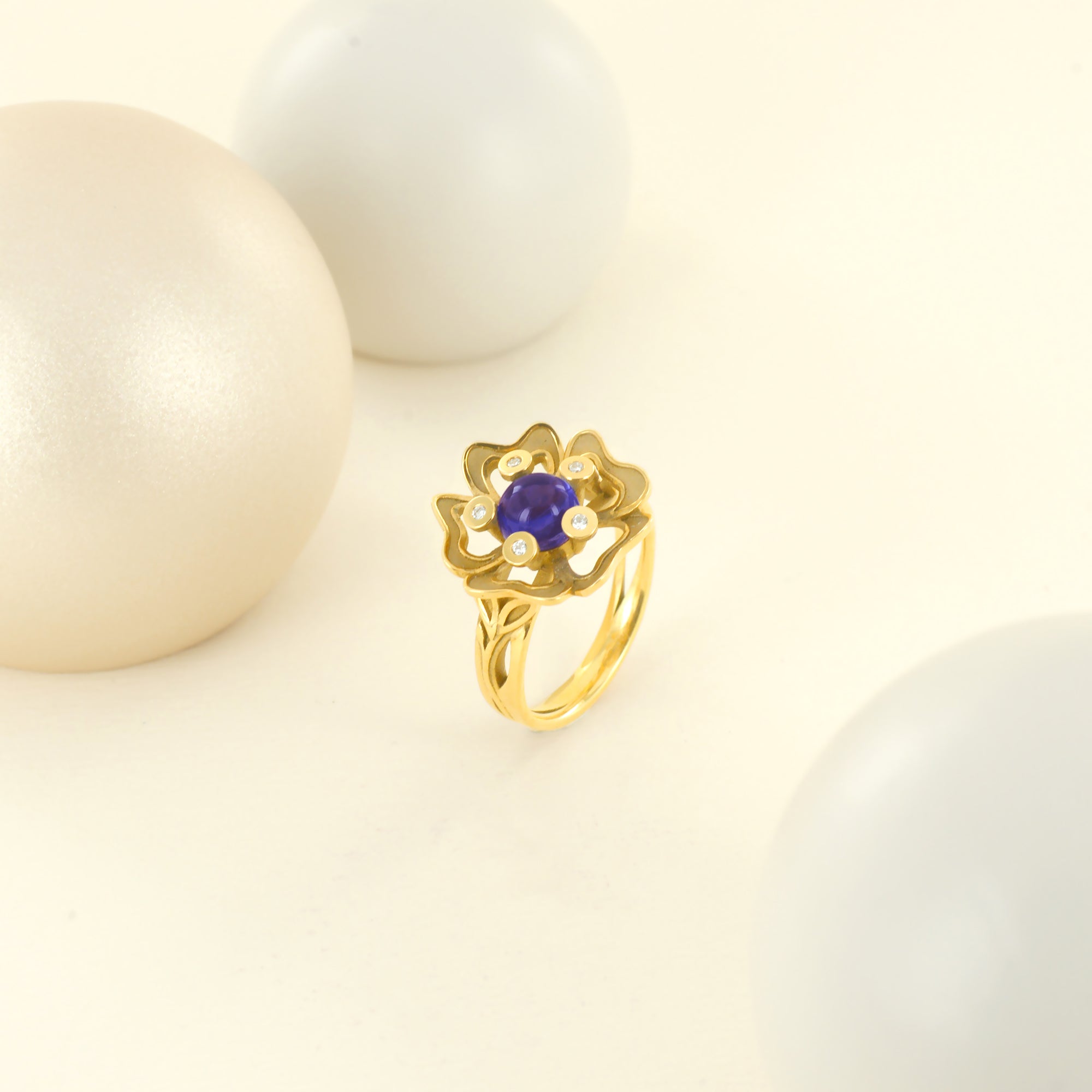 Bague Pensée Sauvage médium en or jaune et iolite