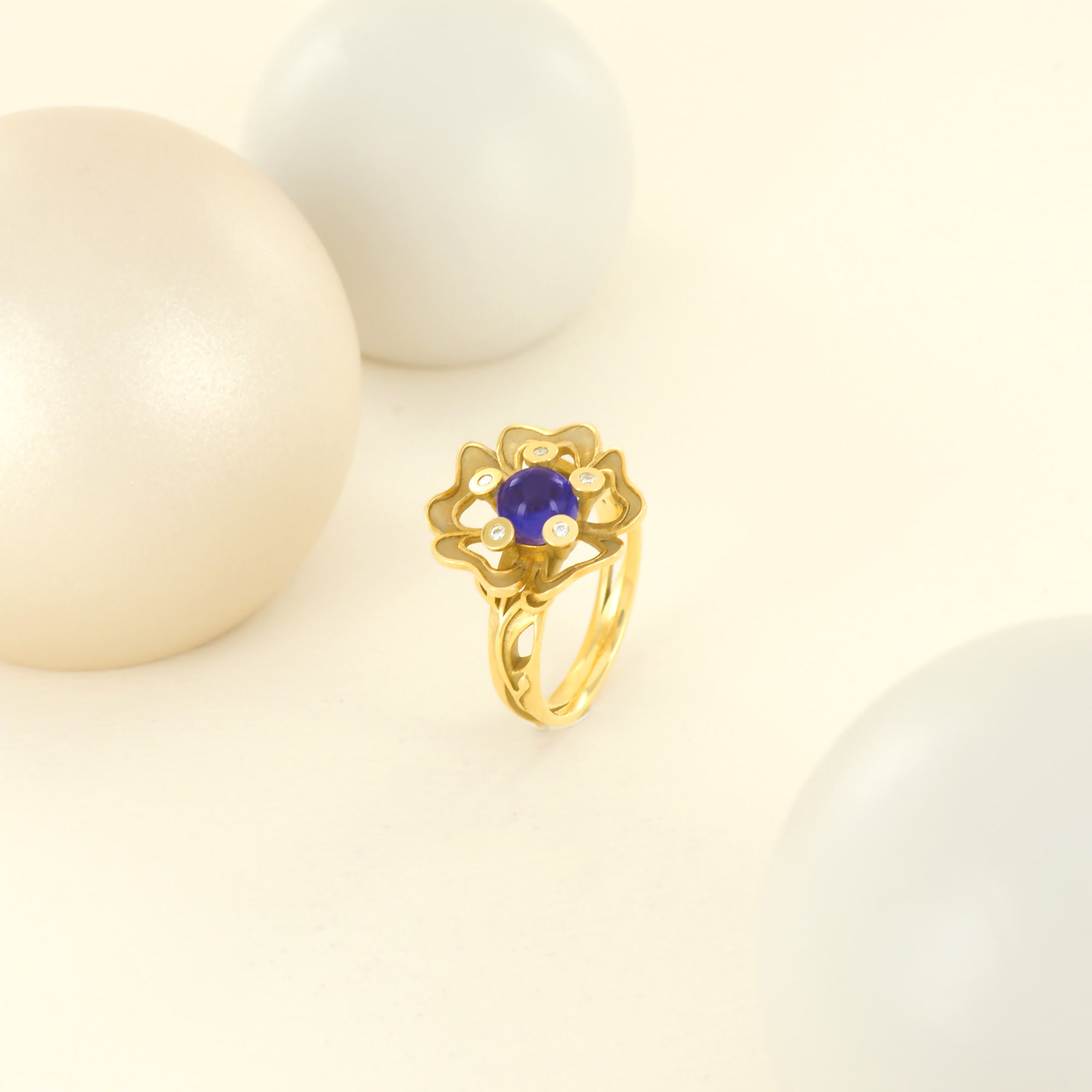 Bague Pensée Sauvage médium en or jaune et iolite