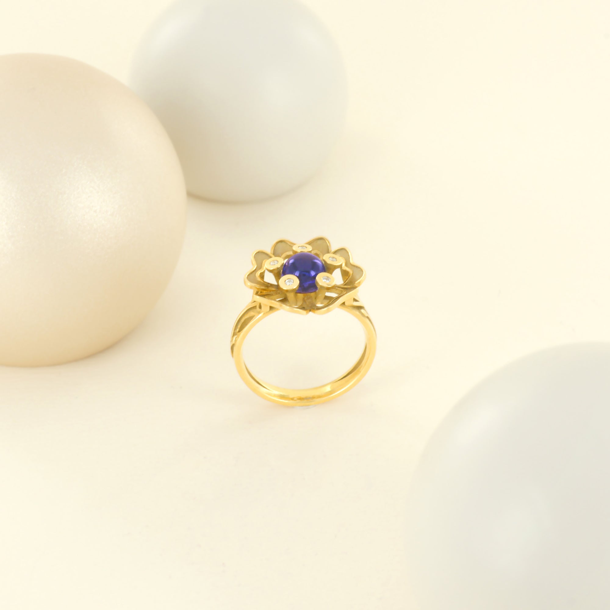 Bague Pensée Sauvage médium en or jaune et iolite