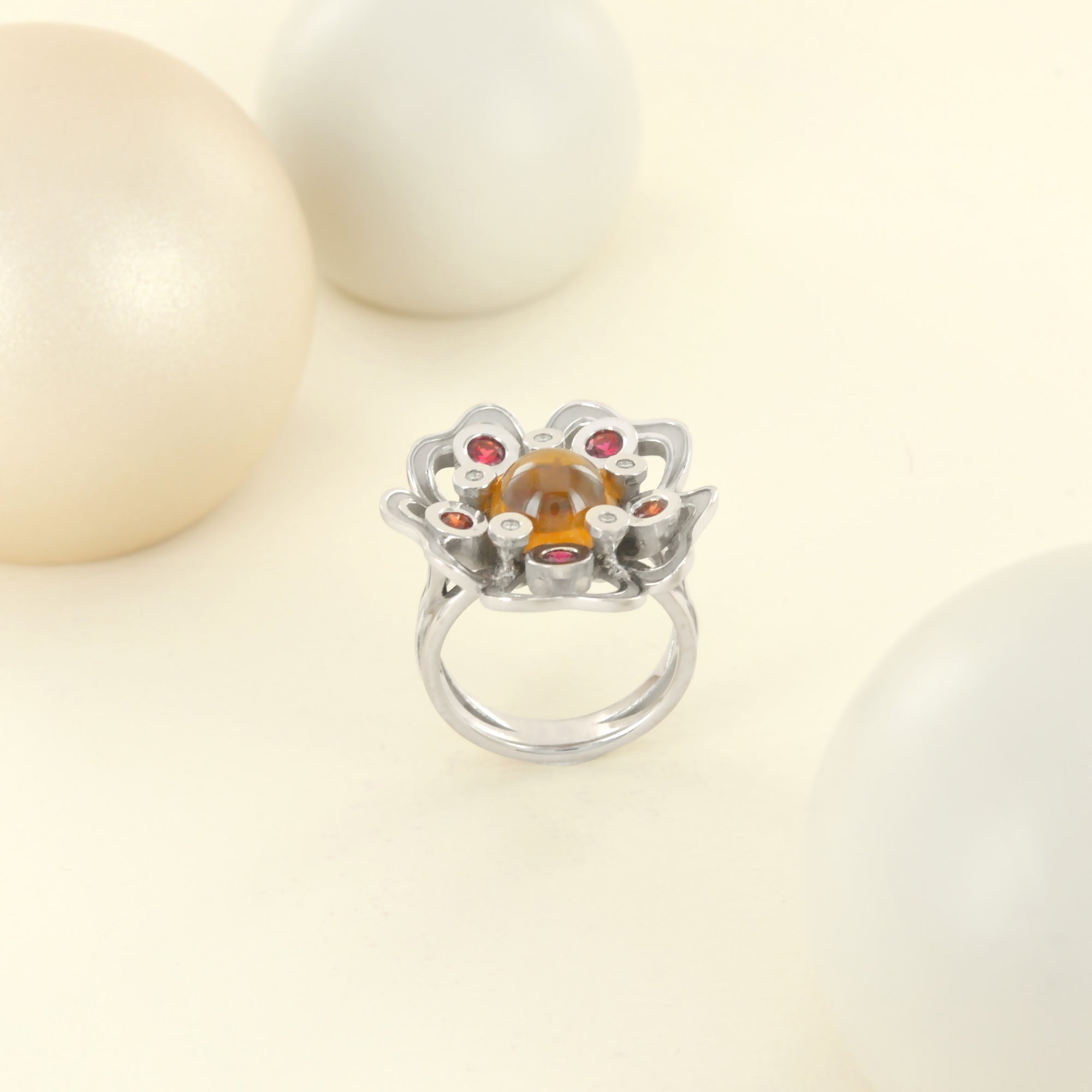 Bague Pensée Sauvage Large en or blanc et citrine