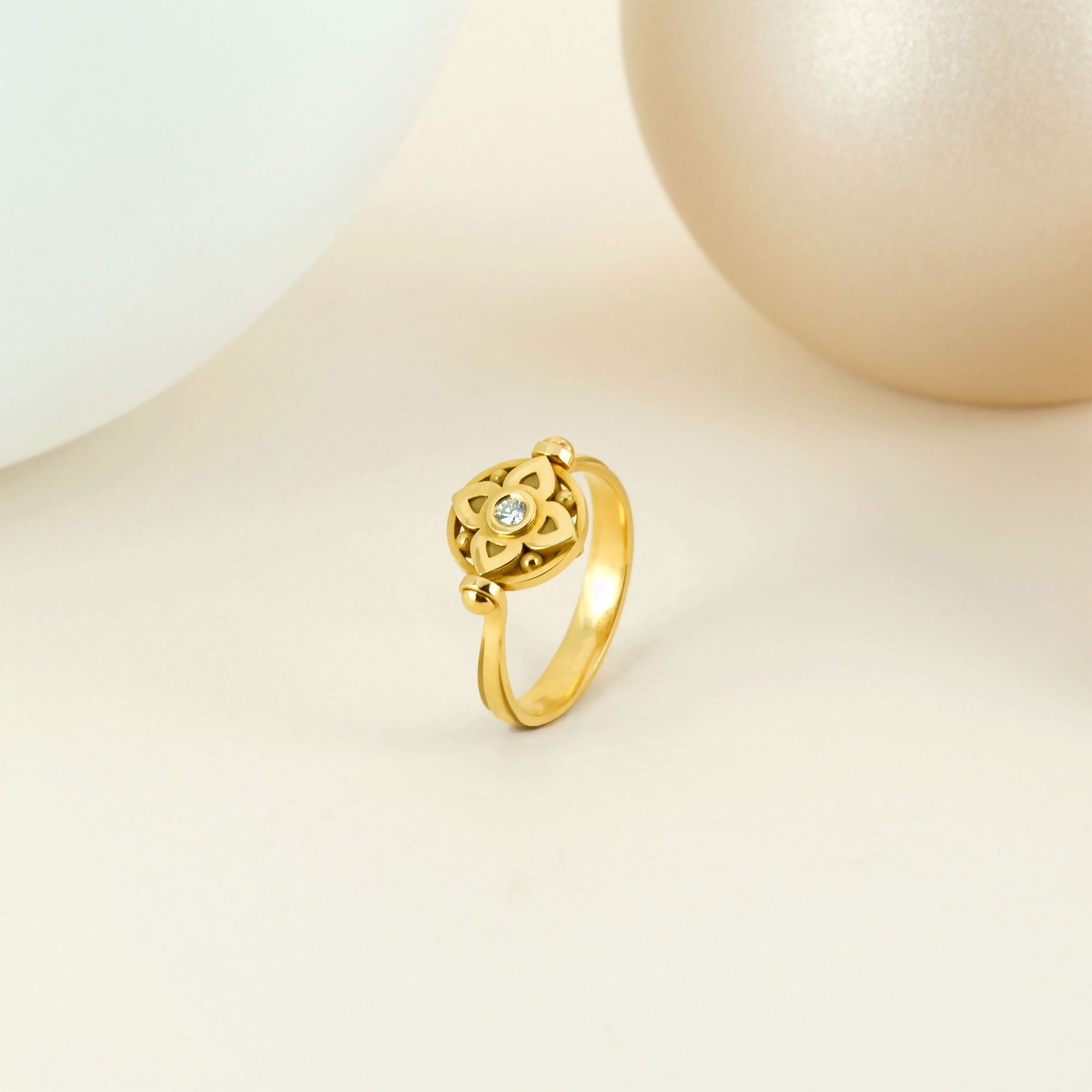 Bague vice versa en or jaune, saphir et diamants (recto verso)