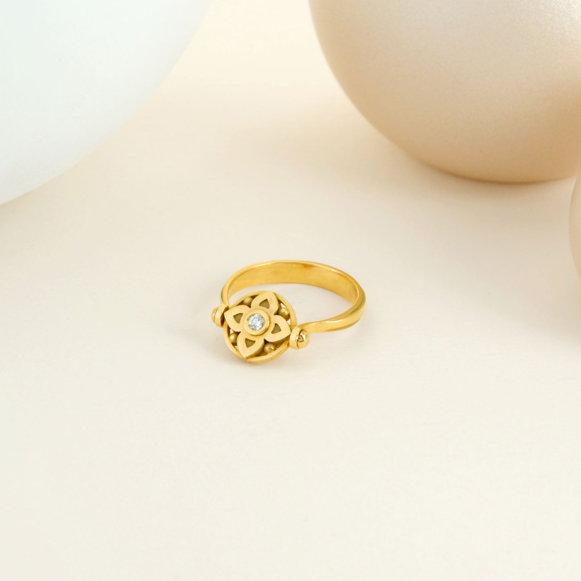 Bague vice versa en or jaune, saphir et diamants (recto verso)