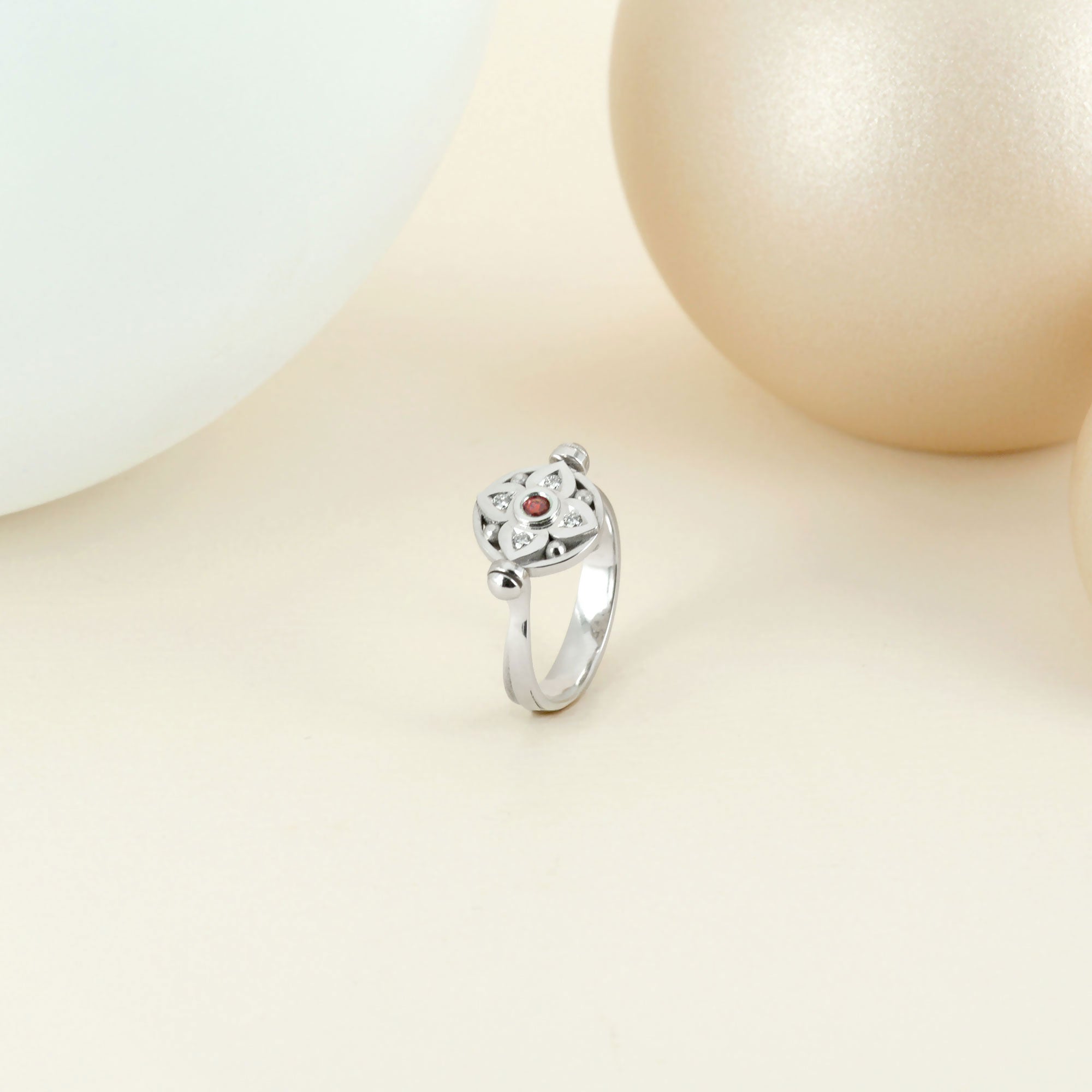 Bague vice versa en or blanc, saphir, rubis et diamants (recto verso)