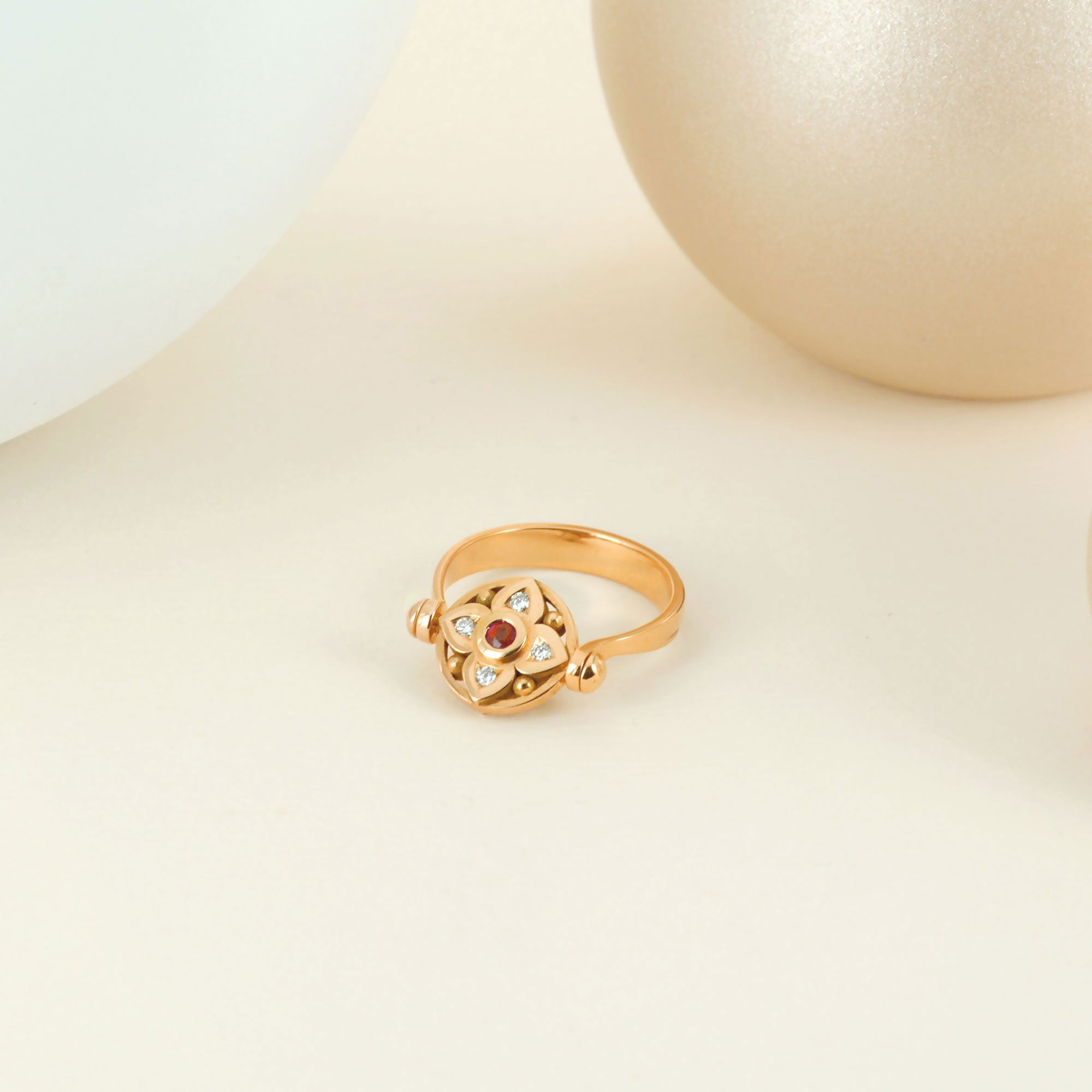 Bague vice versa en or rose, saphir, rubis et diamants (recto verso)