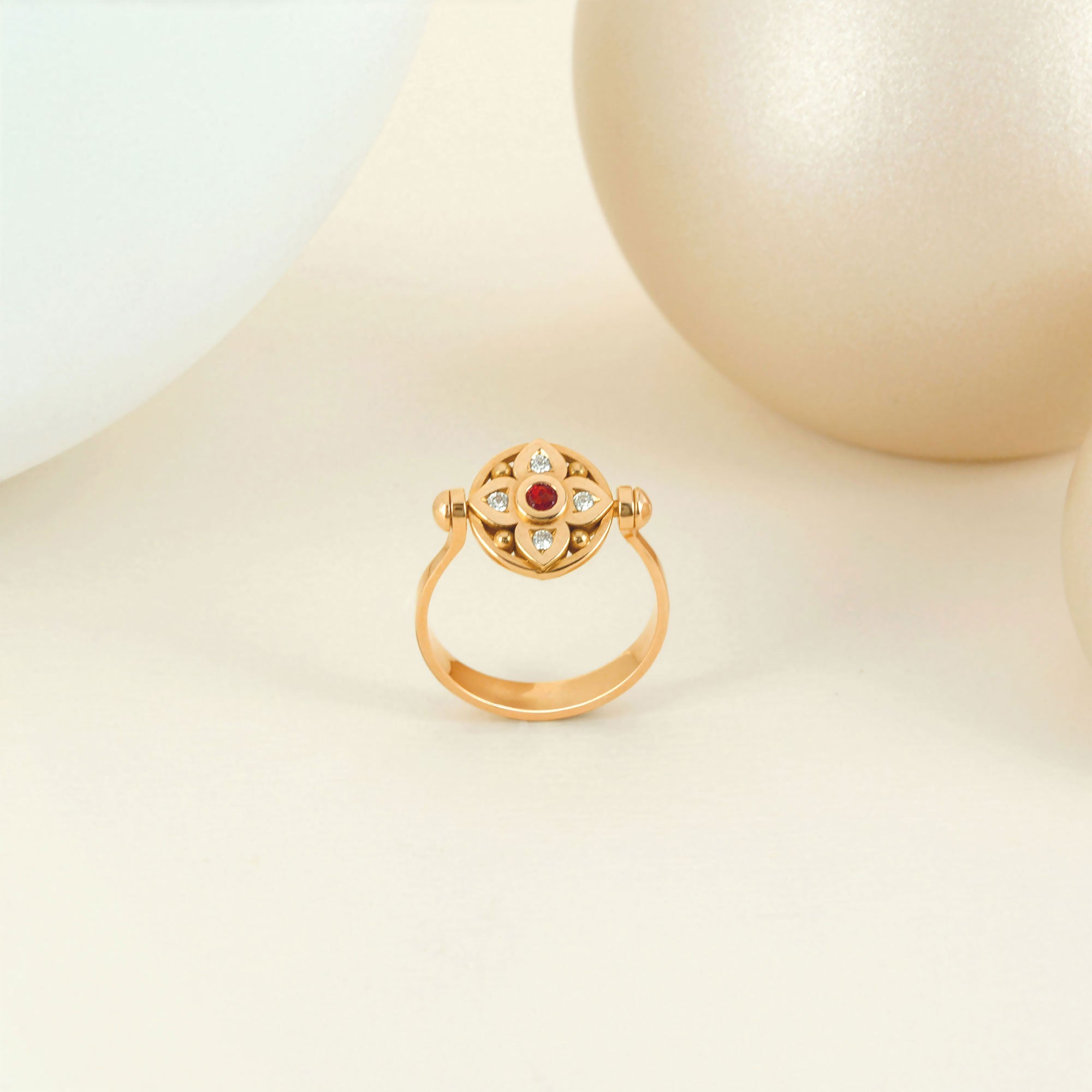 Bague vice versa en or rose, saphir, rubis et diamants (recto verso)