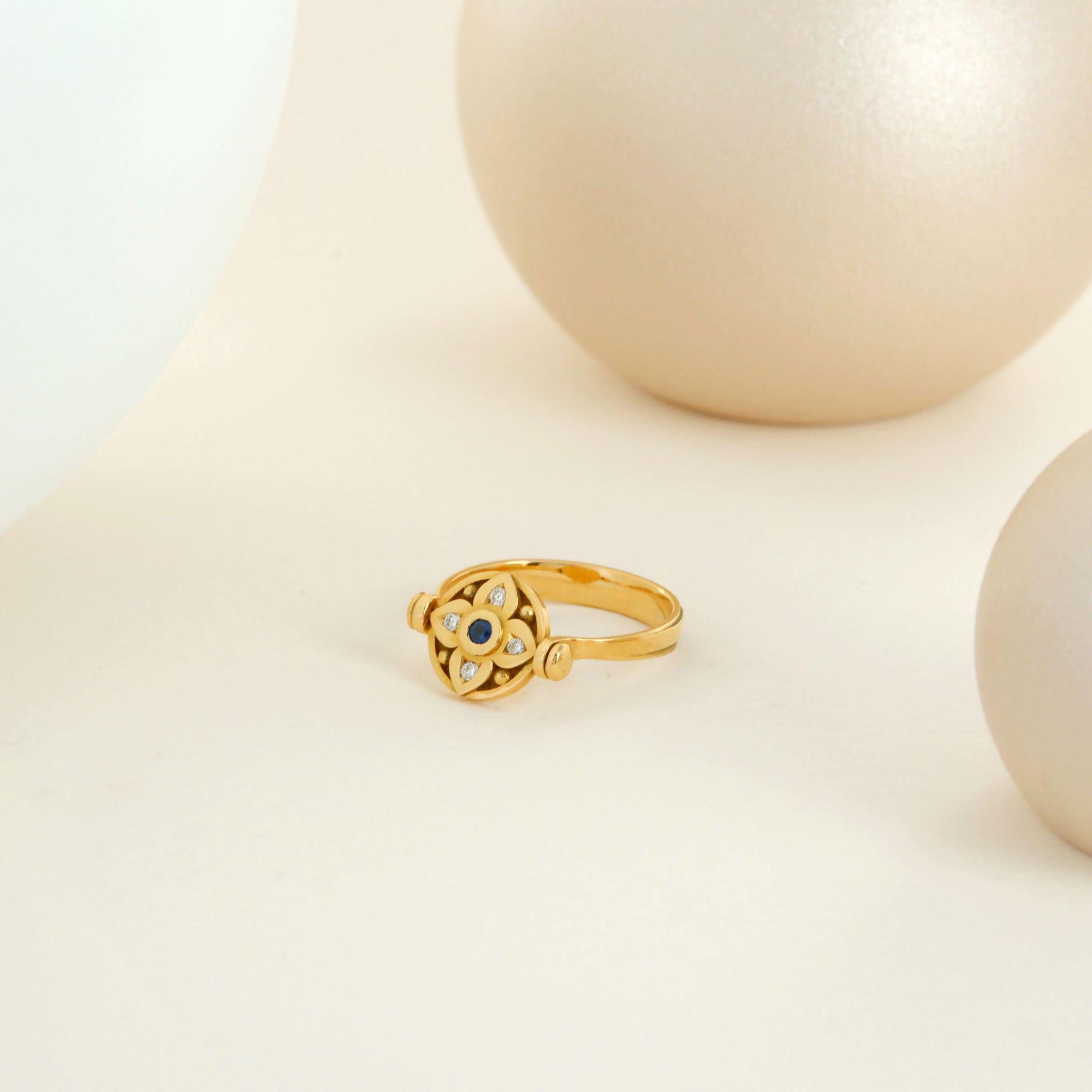 Bague vice versa en or jaune, saphir et diamants