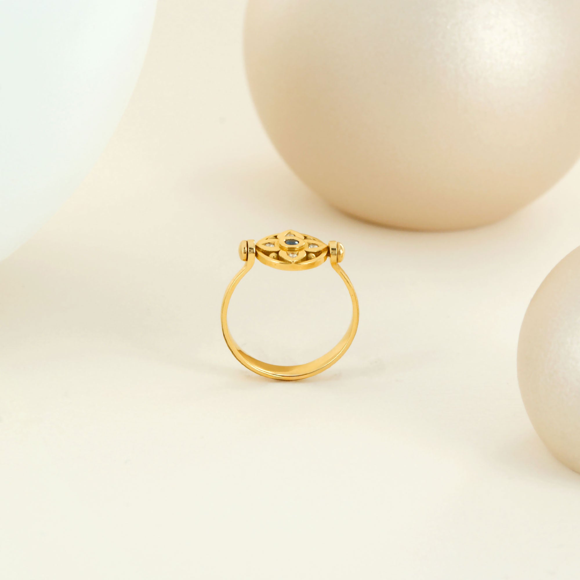Bague vice versa en or jaune, saphir et diamants