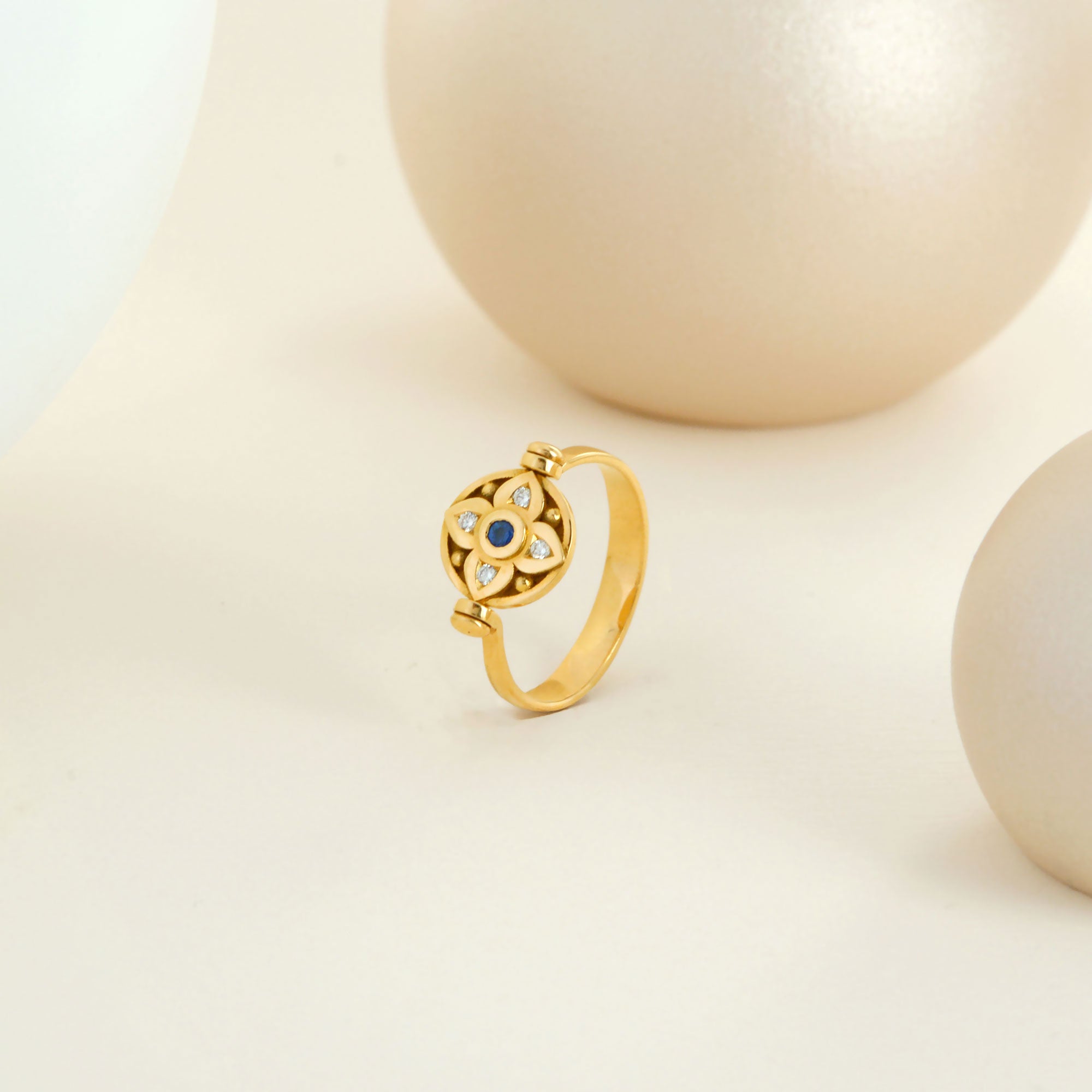 Bague vice versa en or jaune, saphir et diamants