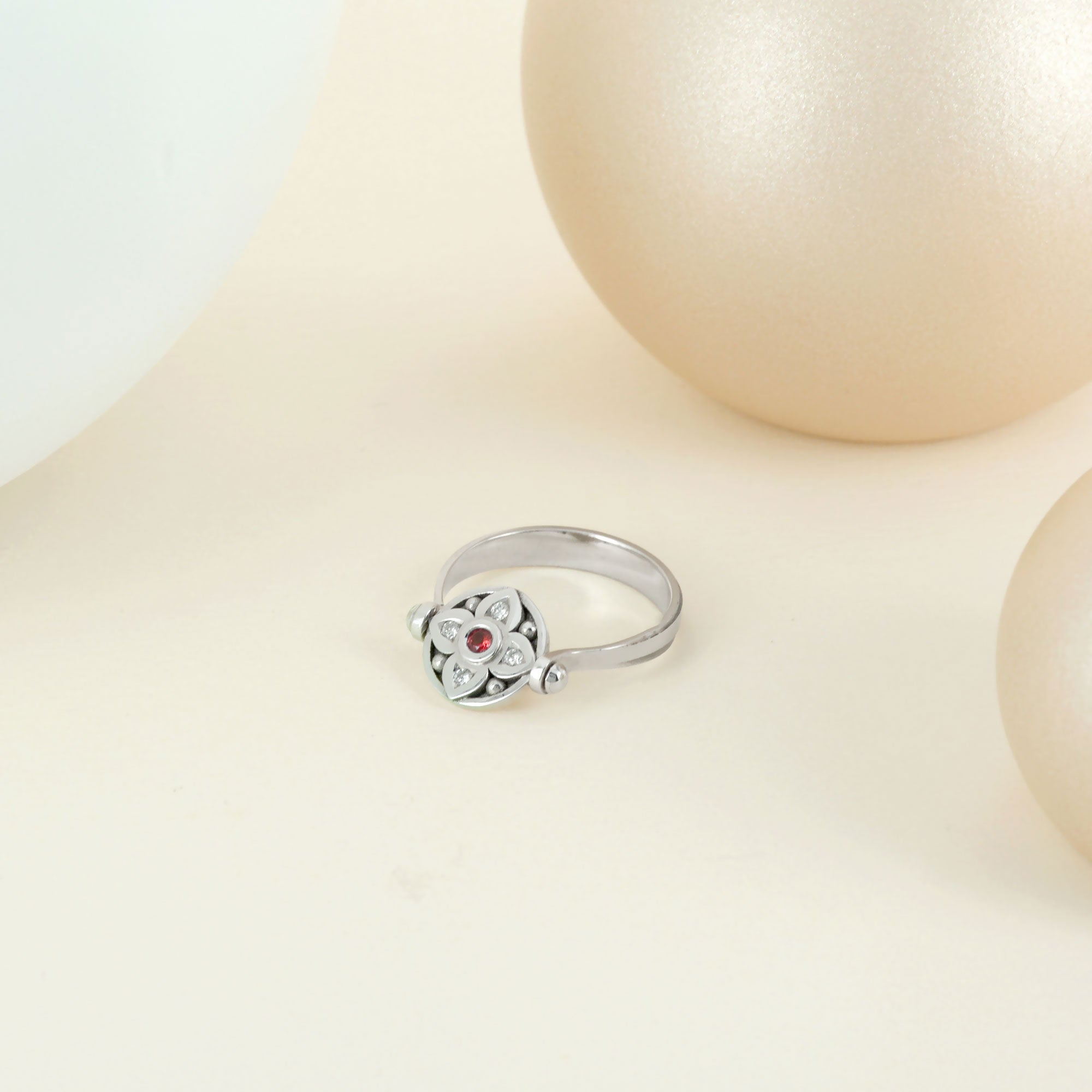 Bague vice versa en or blanc, rubis et diamants