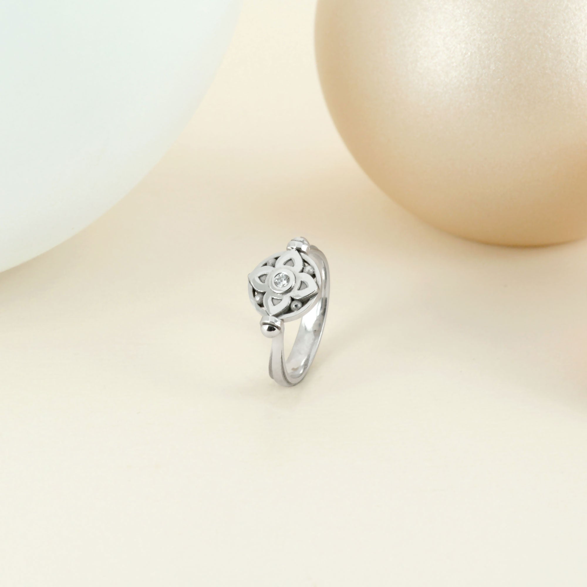 Bague vice versa en or blanc, rubis et diamants (recto verso)