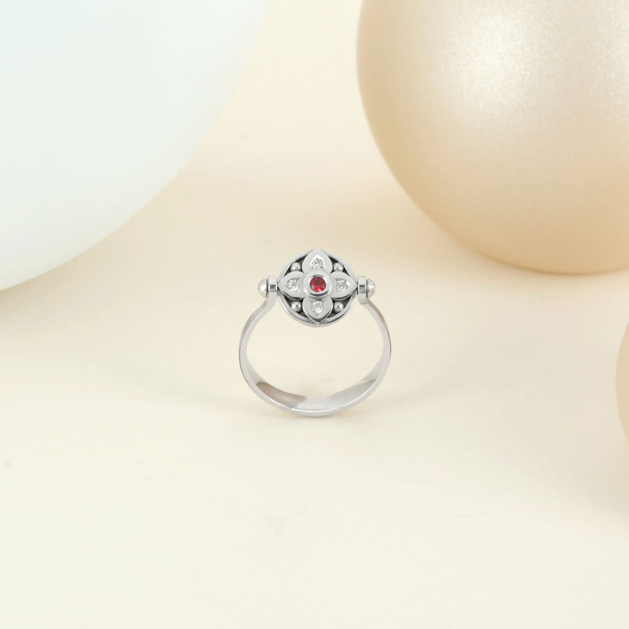 Bague vice versa en or blanc, rubis et diamants