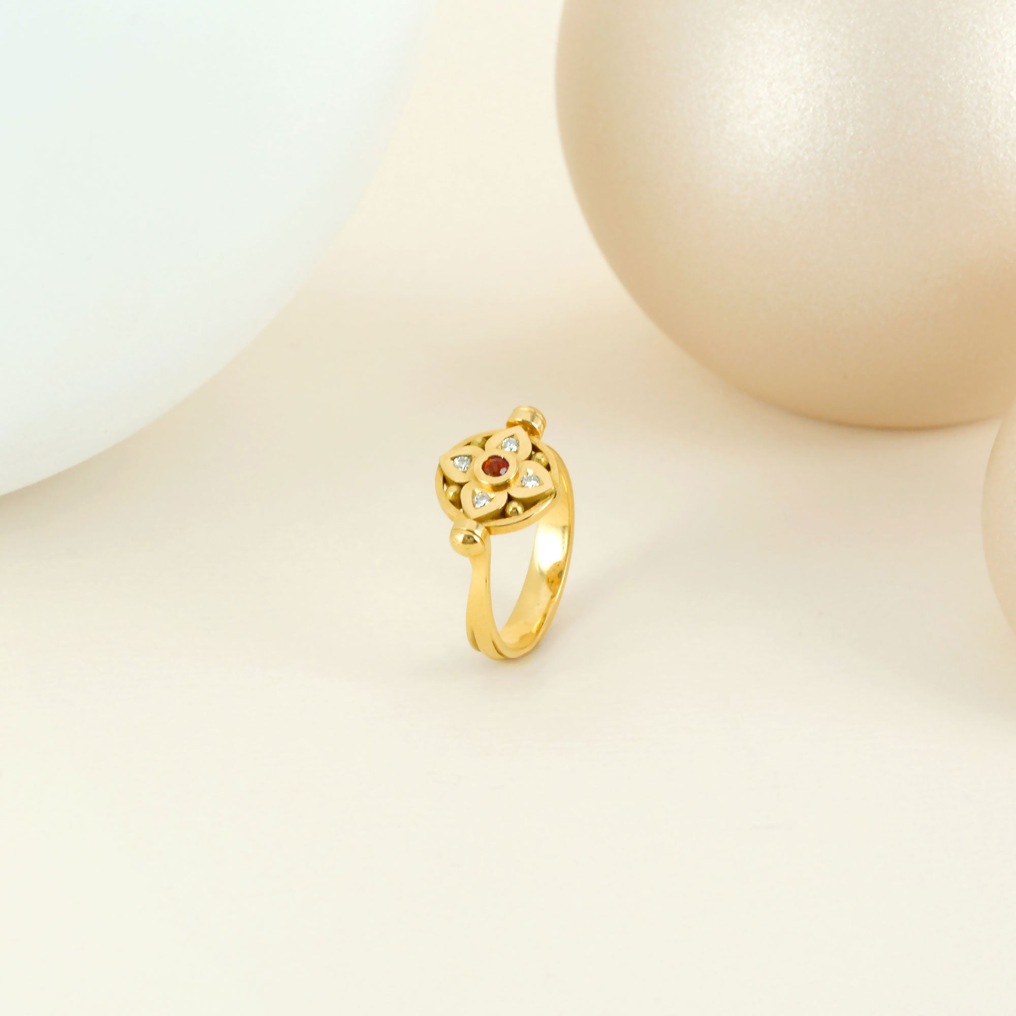 Bague vice versa en or jaune, saphir, rubis et diamants (recto verso)