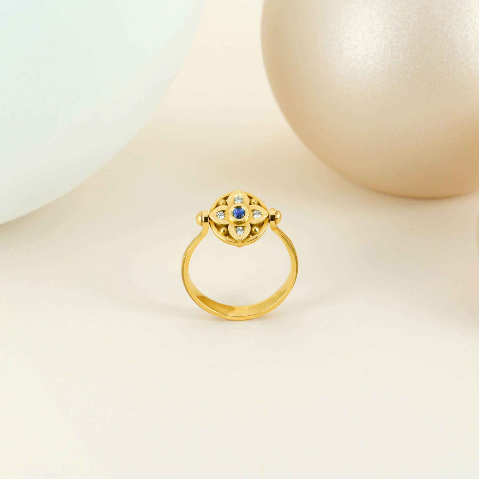 Bague vice versa en or jaune, saphir, rubis et diamants (recto verso)