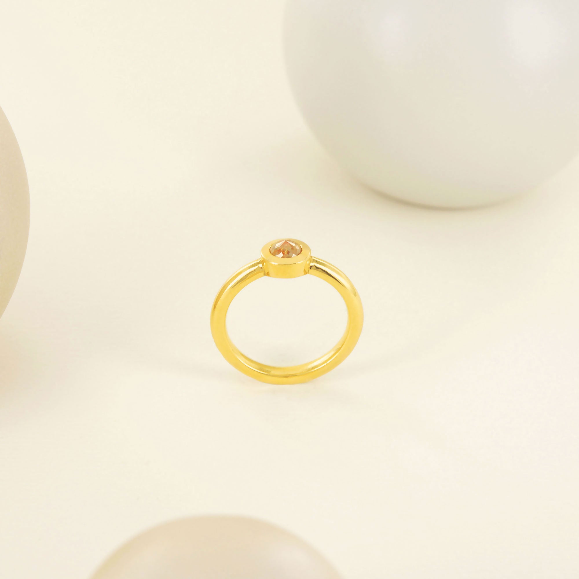 Solitaire en or jaune et diamant orange