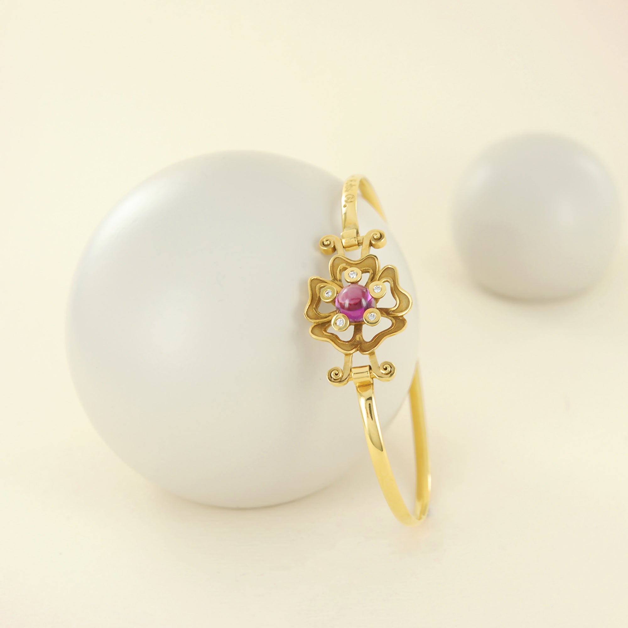 Bracelet Pensée Sauvage en or blanc et grenat