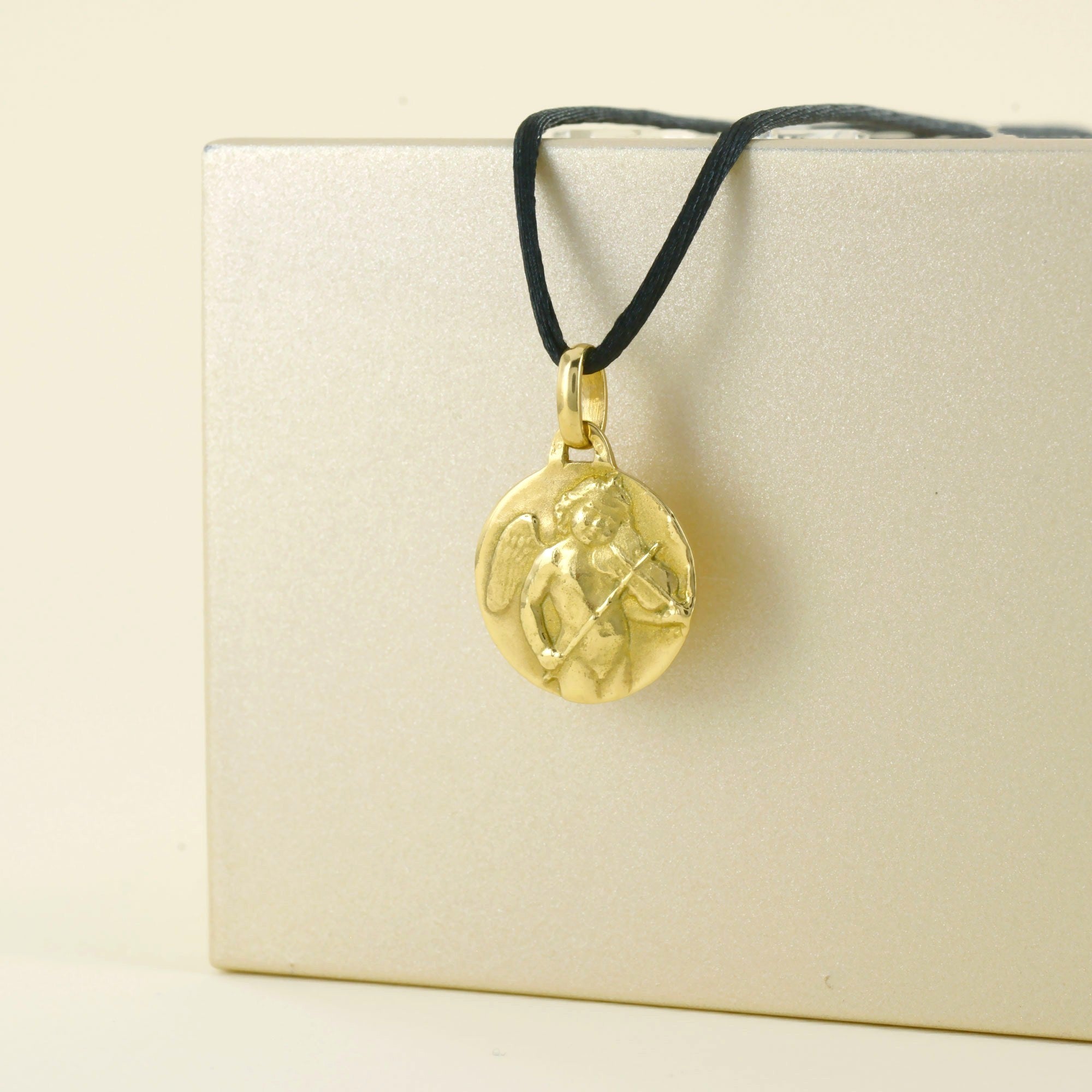 Médaille ange au violon en or