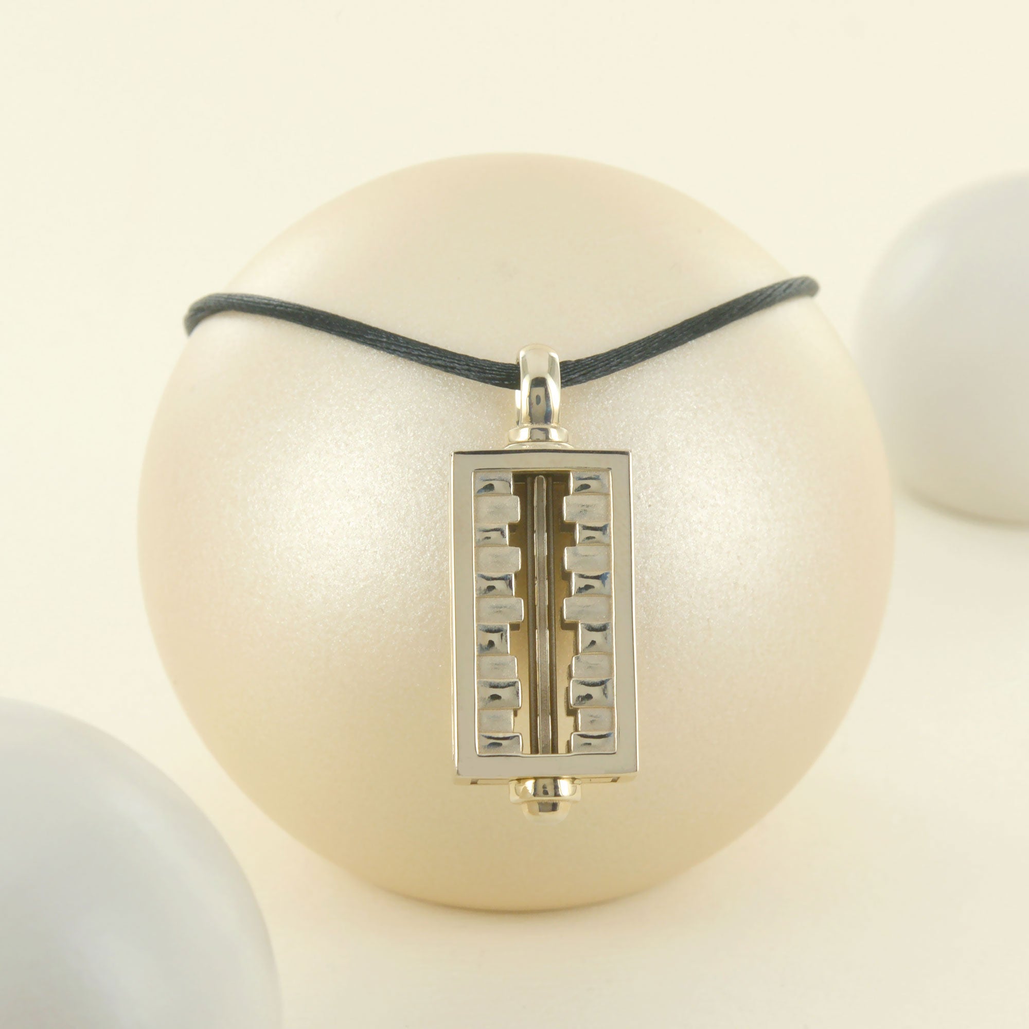 Pendentif en or blanc