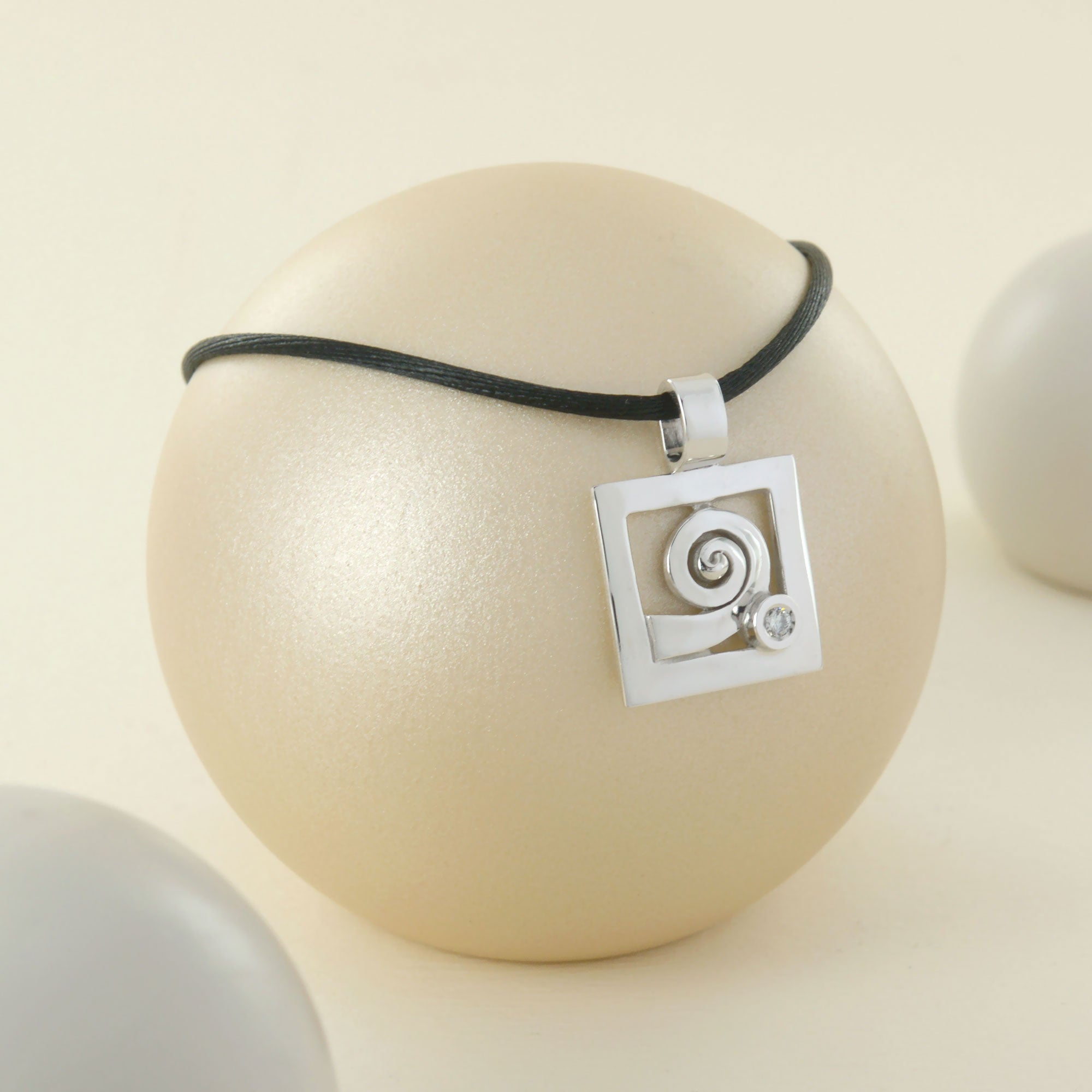 Pendentif vague en or blanc