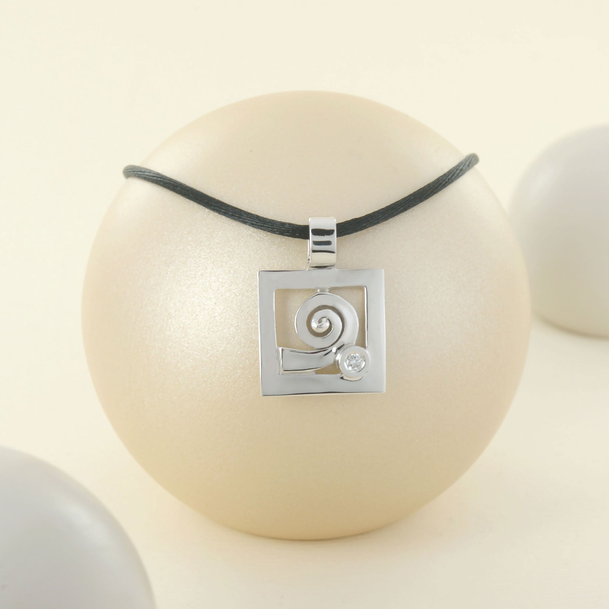 Pendentif vague en or blanc