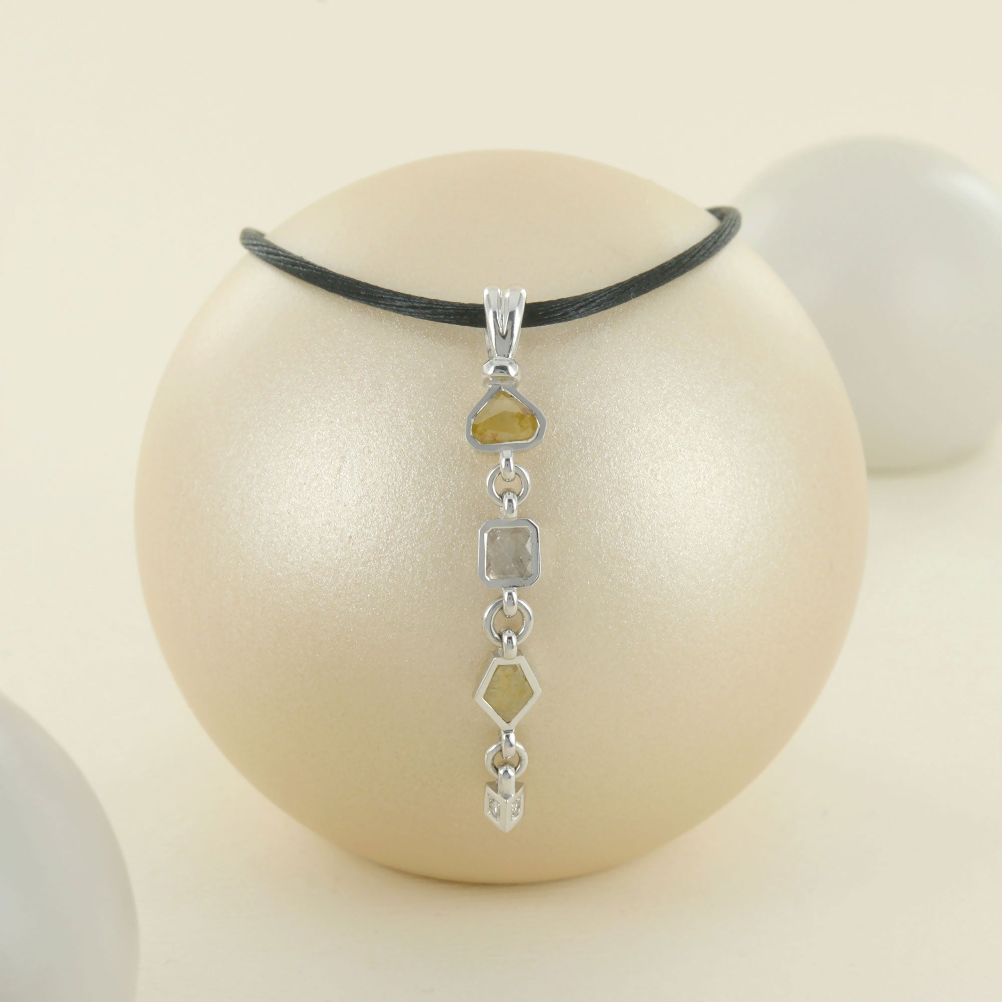 Pendentif gourmandise en or blanc et diamants