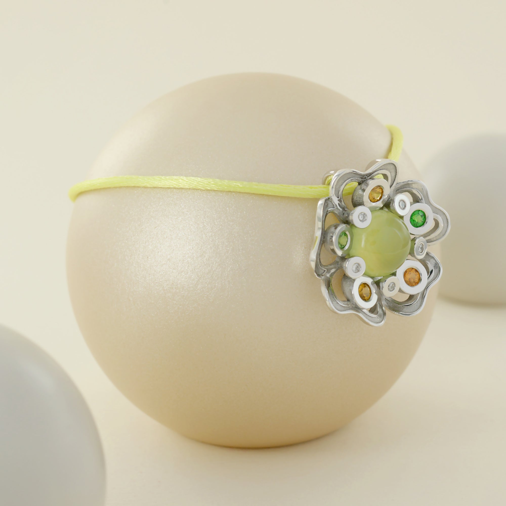 Pendentif Pensée sauvage Large en or blanc et phrénite