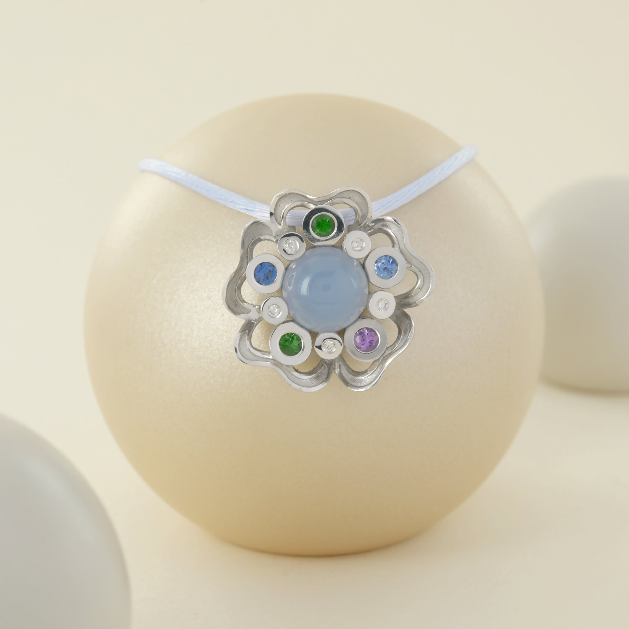 Pendentif Pensée sauvage Large en or blanc et calcédoine