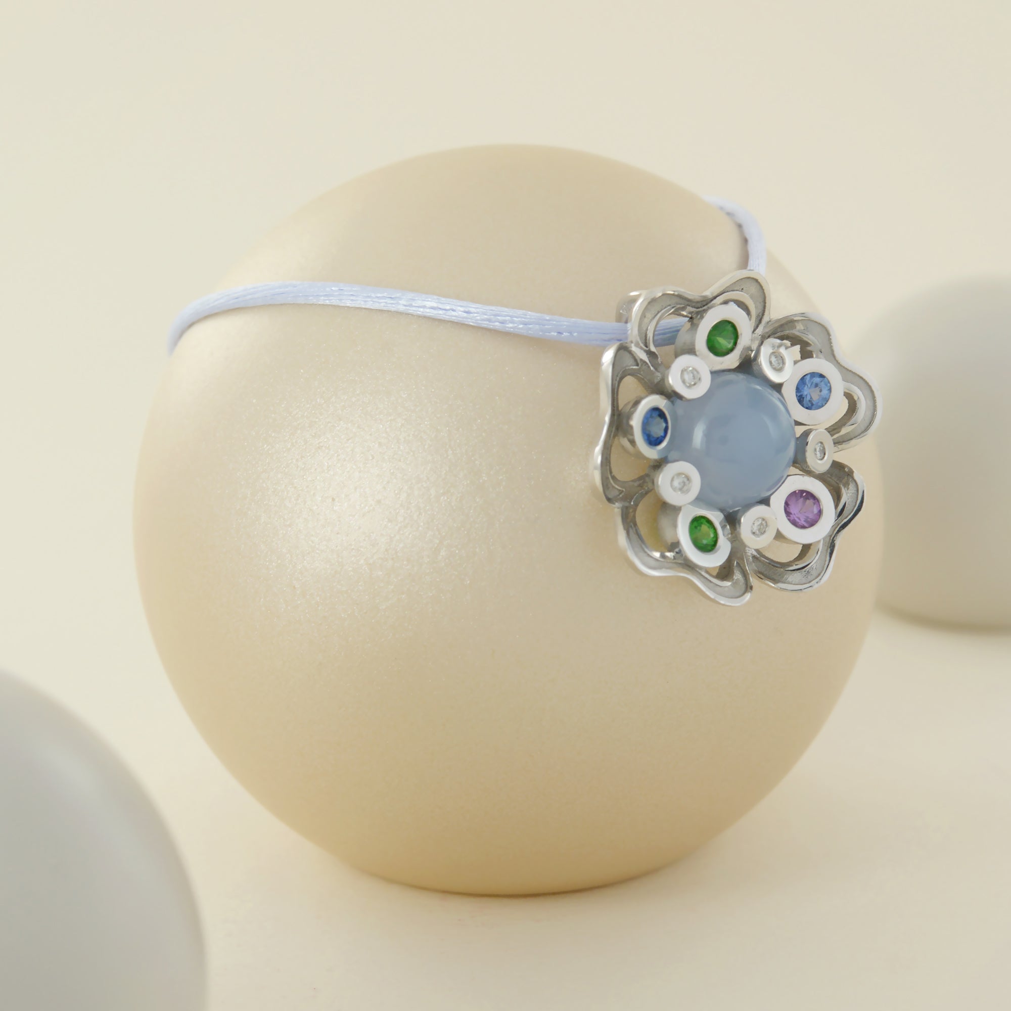 Pendentif Pensée sauvage Large en or blanc et calcédoine