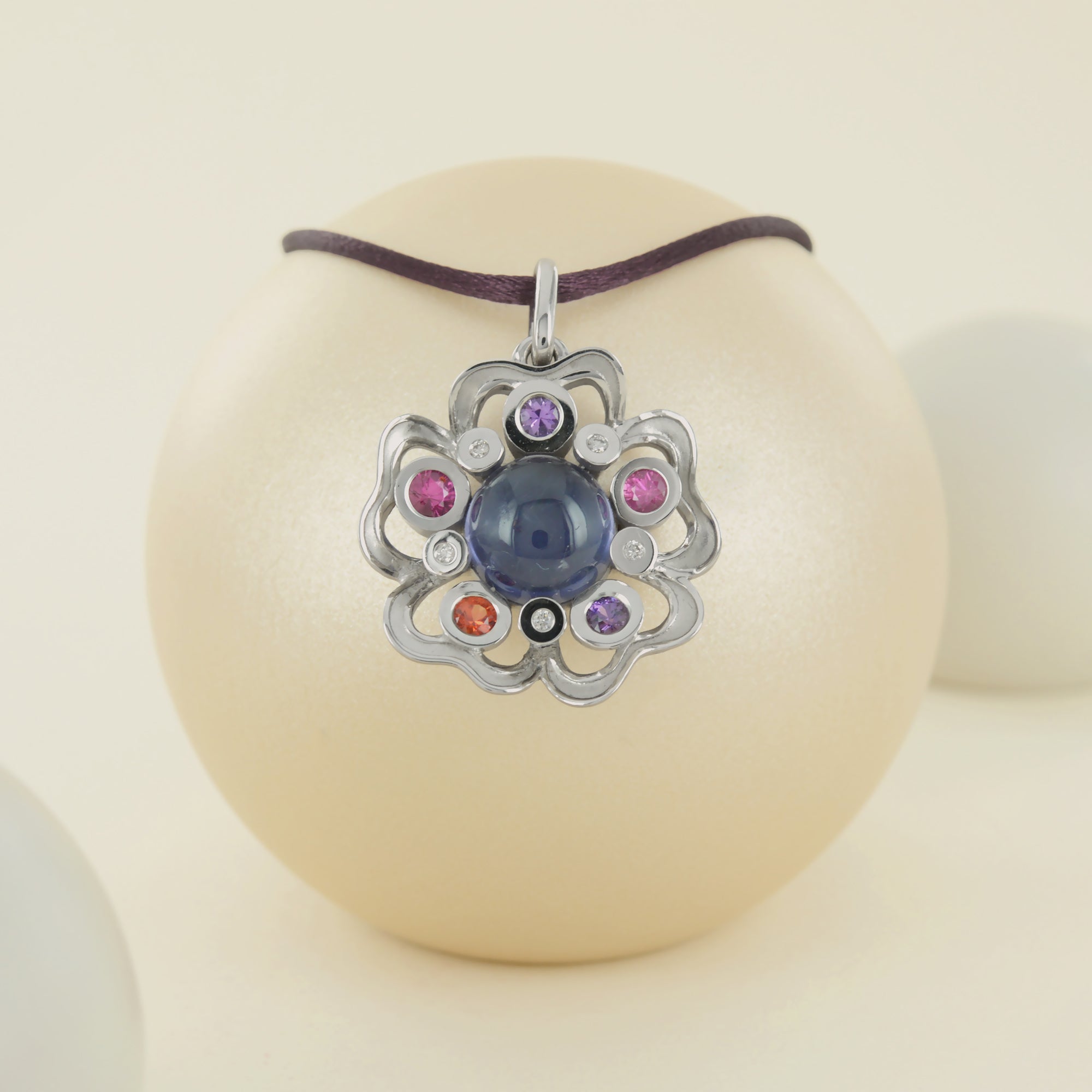 Pendentif Pensée sauvage Large en or blanc et iolite