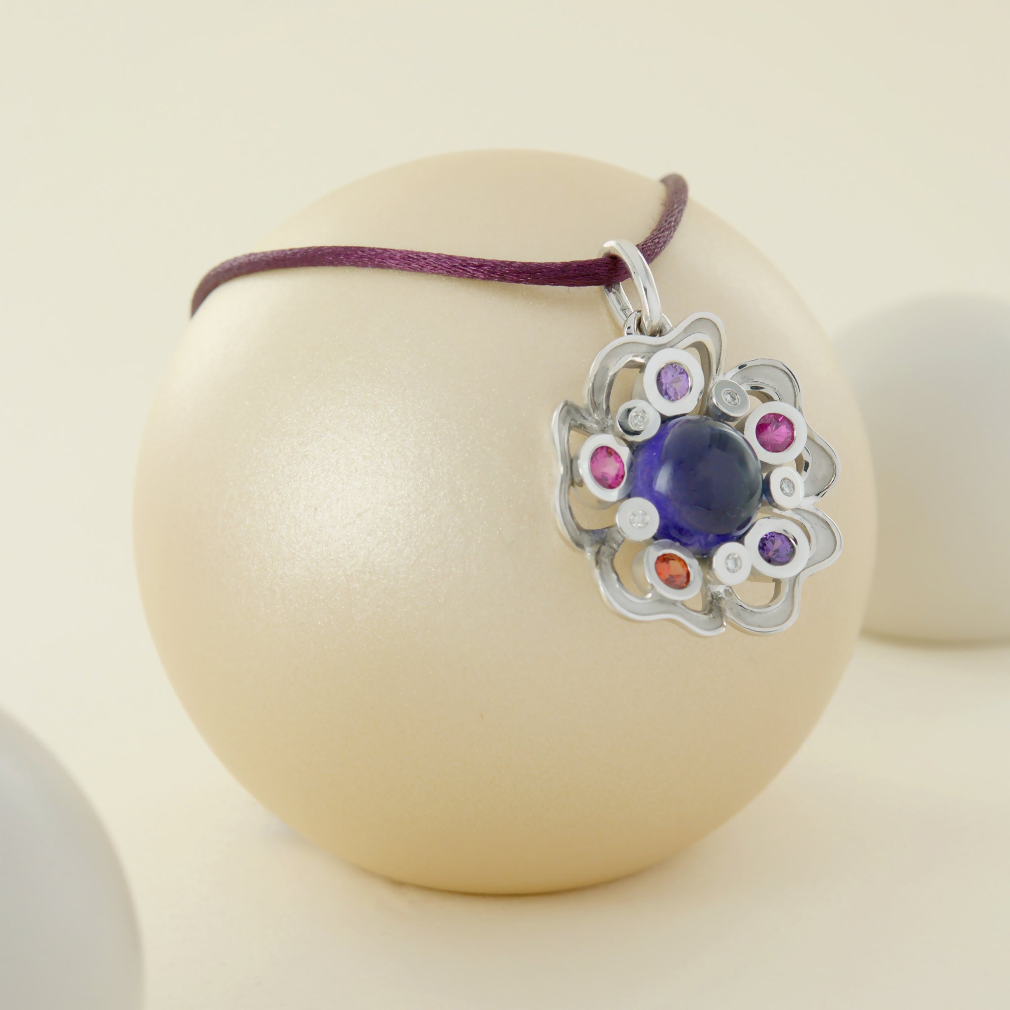 Pendentif Pensée sauvage Large en or blanc et iolite