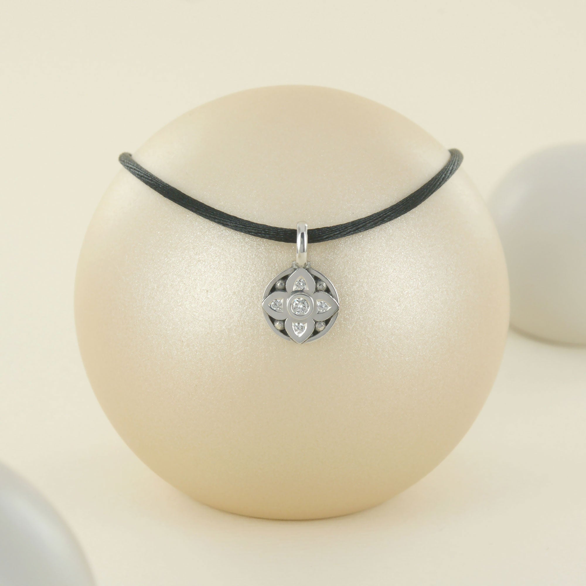 Pendentif vice versa en or blanc et diamants