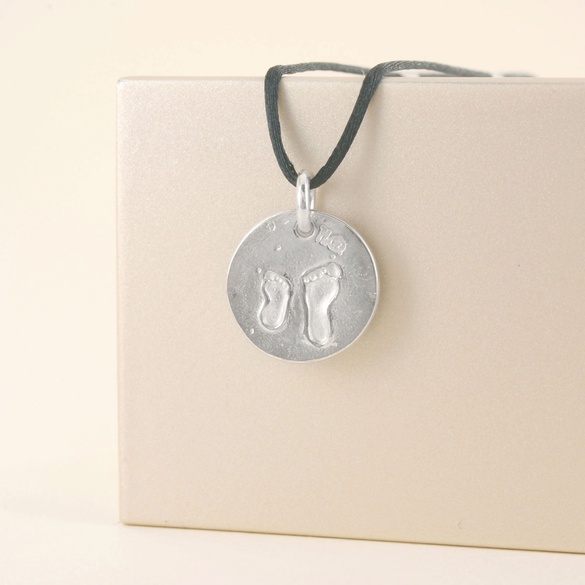 Médaille vierge à l'enfant & empreintes de pieds en argent