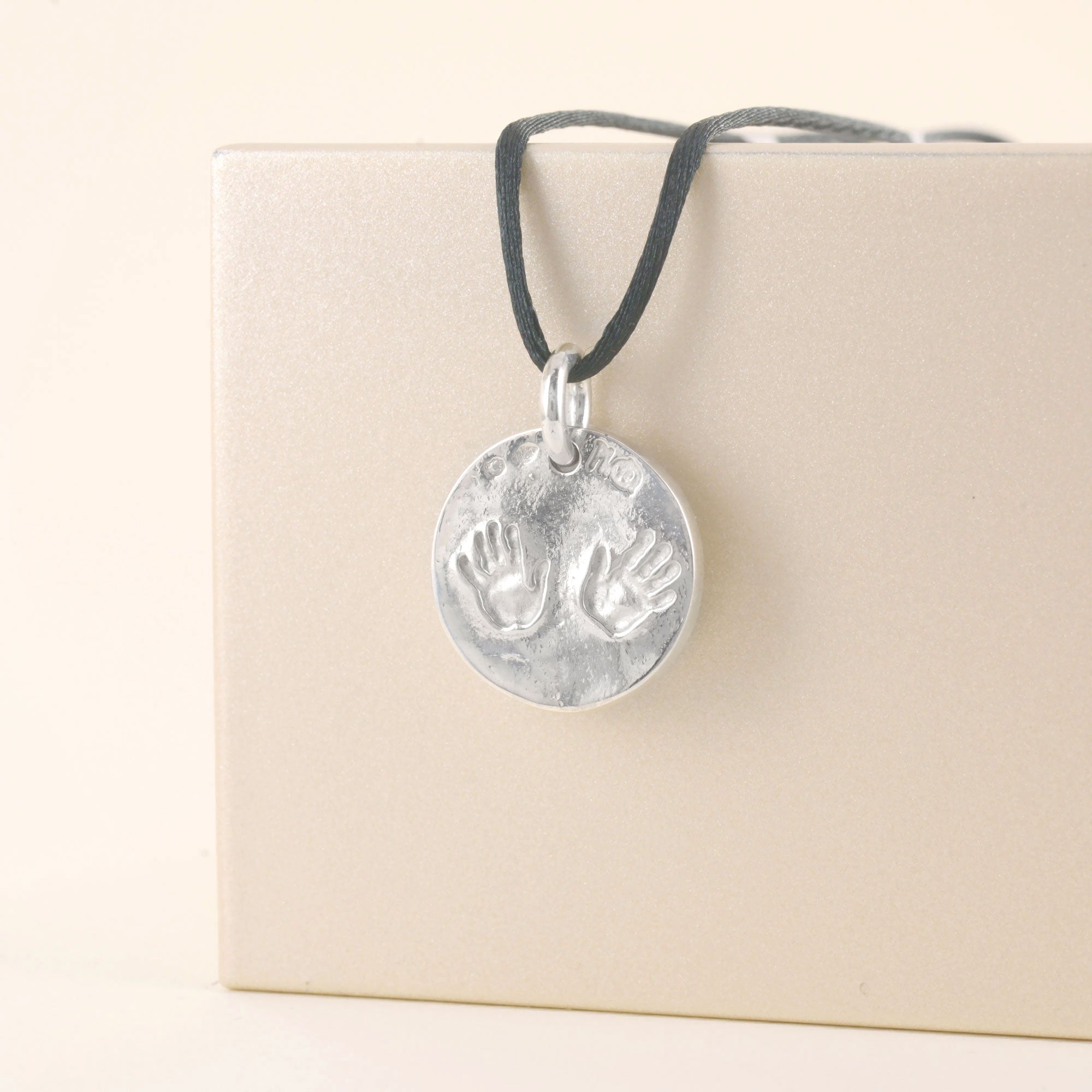 Médaille vierge à l'enfant & empreintes de mains en argent