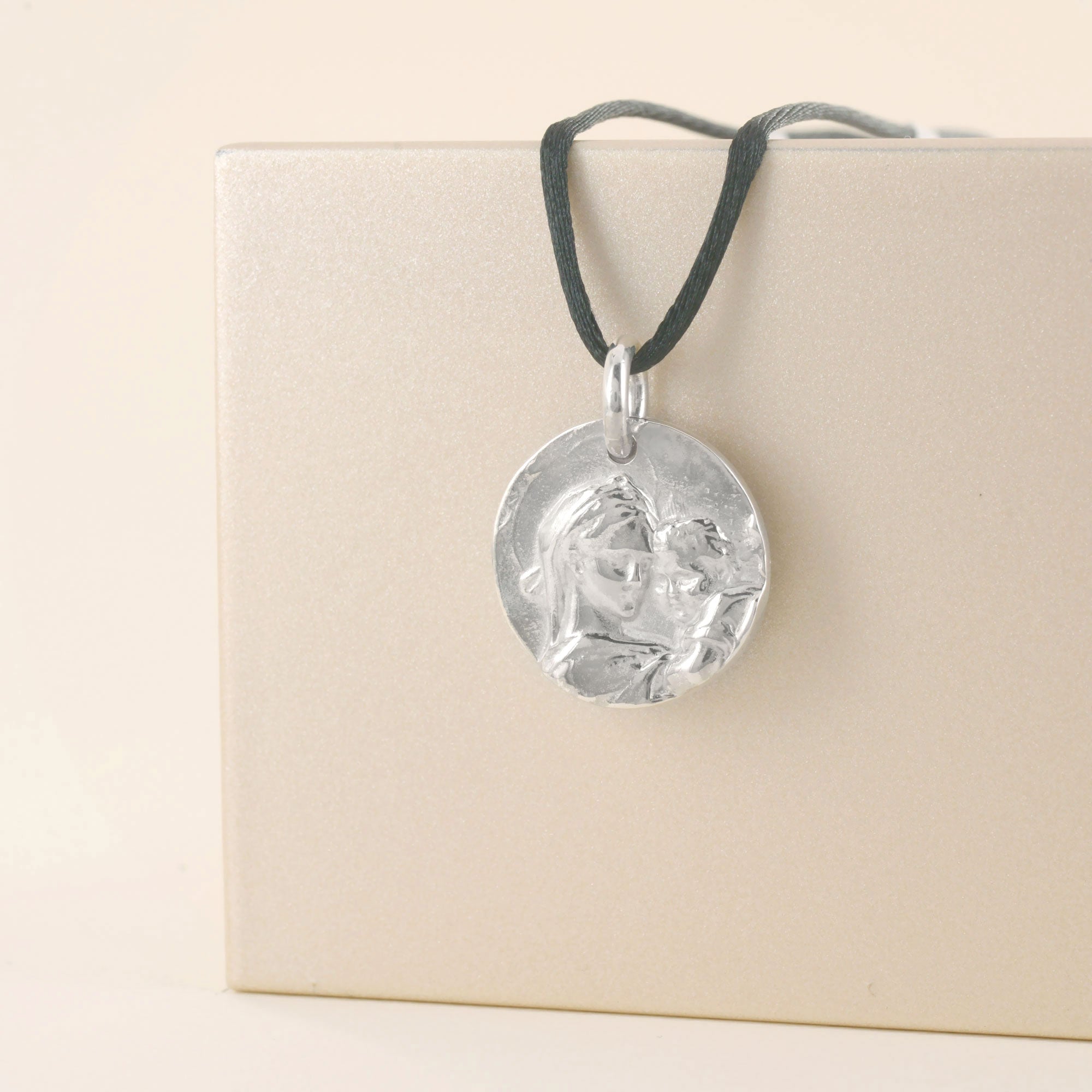 Médaille vierge à l'enfant & empreintes de mains en argent