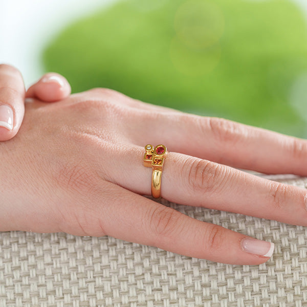 Bague Marélie XS A4 rouge-orangé en or, diamant, saphirs et rubis
