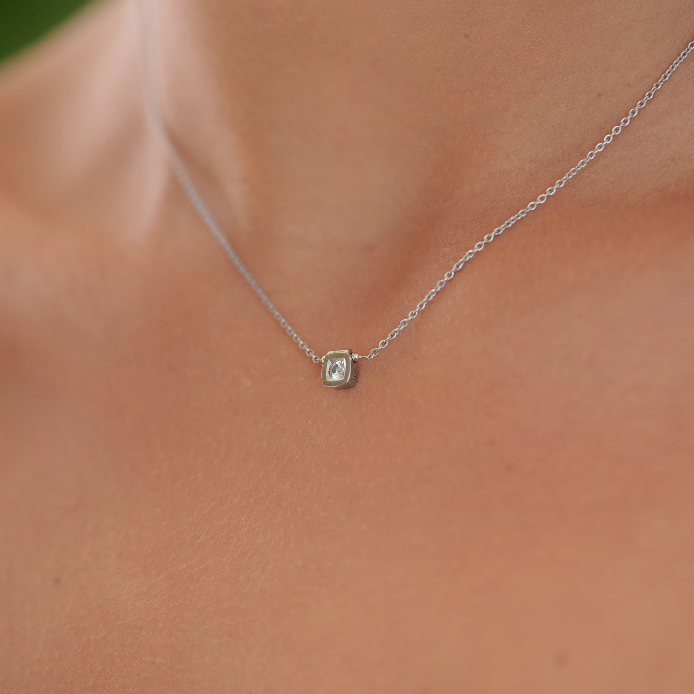 Pendentif Simplicité coussin en or et diamant