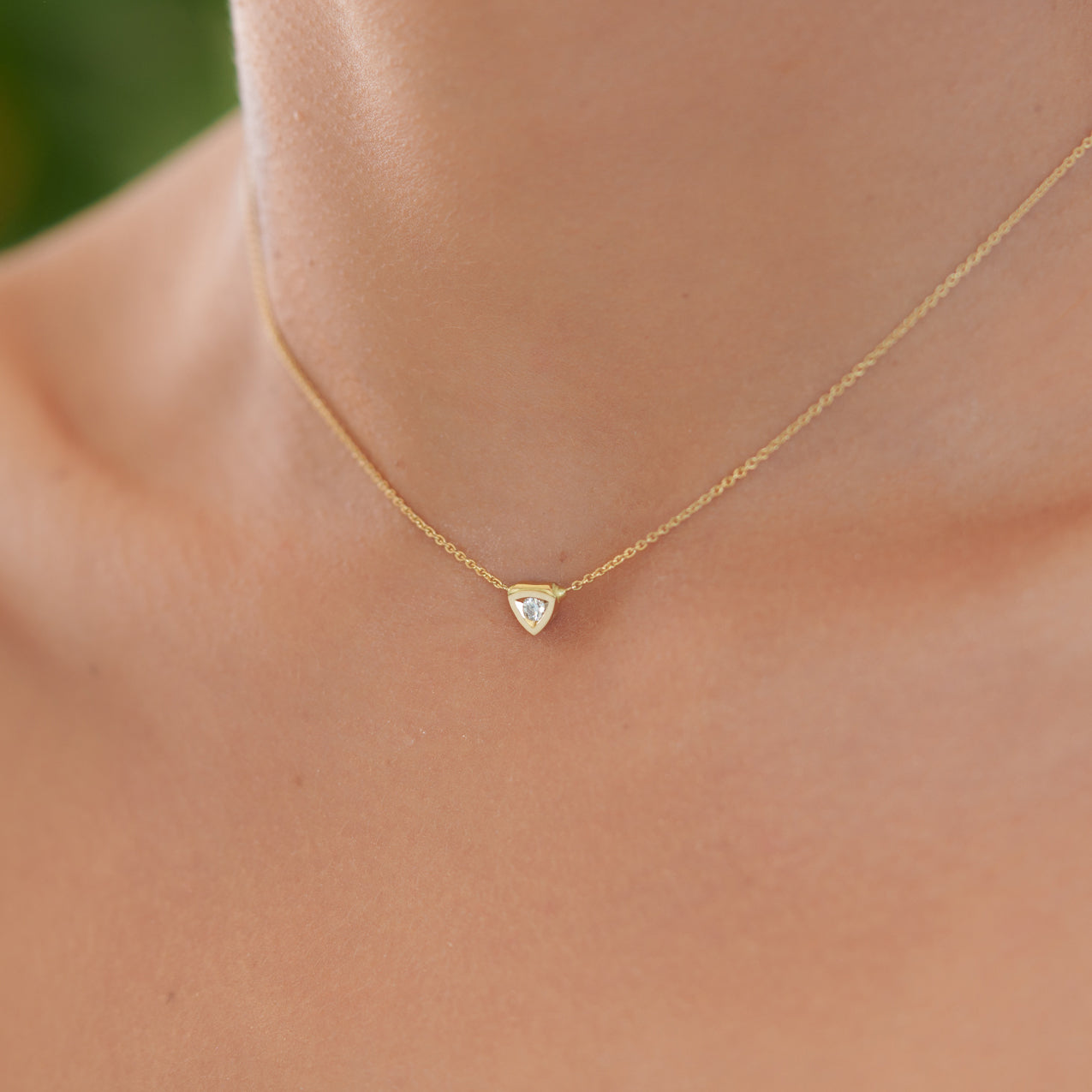 Pendentif Simplicité triangle en or et diamant