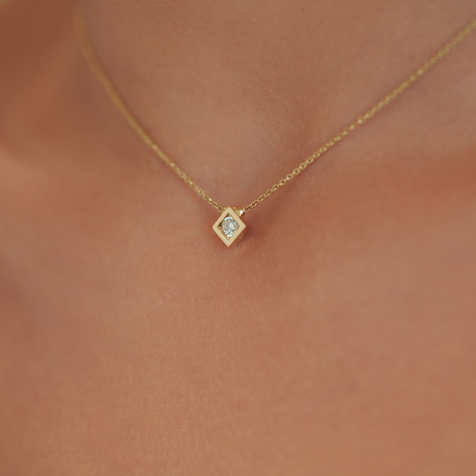 Simplicité diamond pendant in gold and diamond
