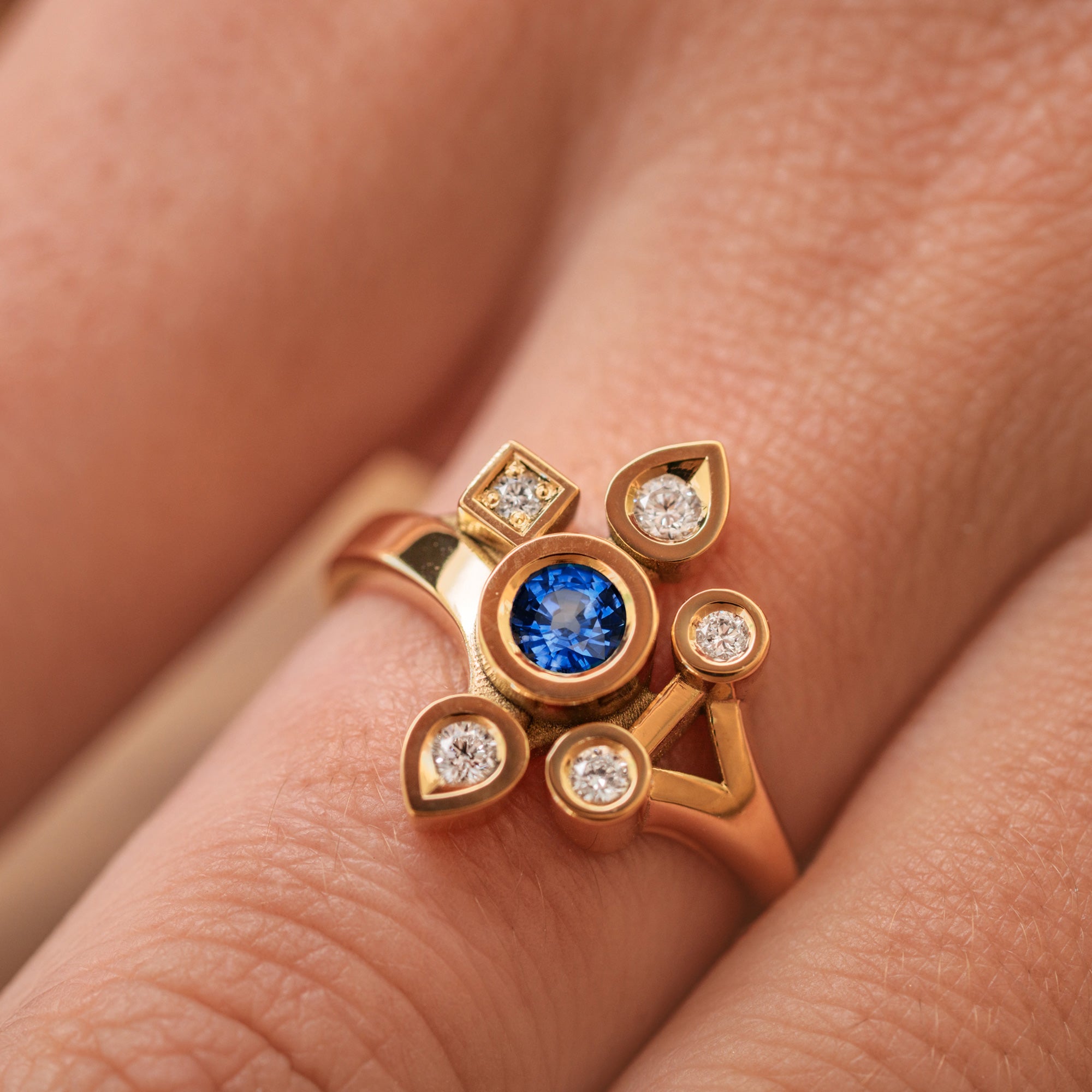 Daisy medium sapphire and diamonds ring