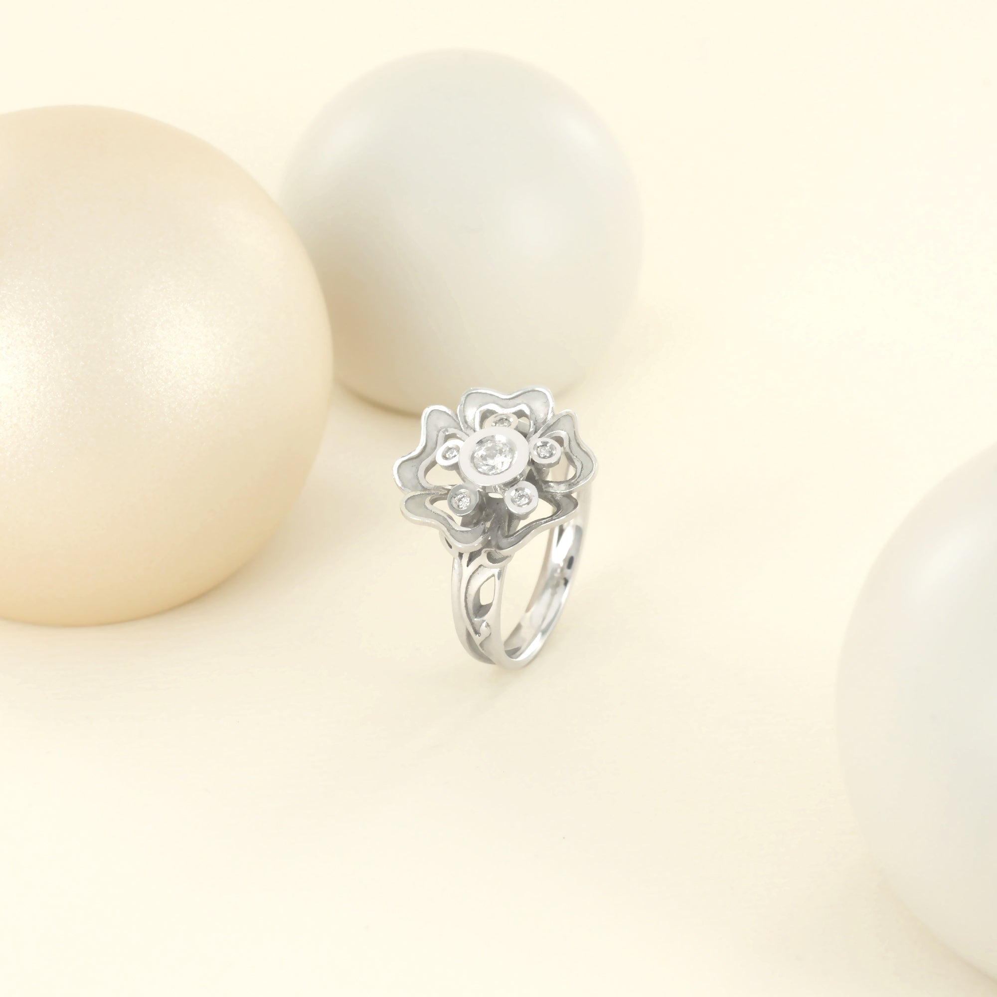 Bague Pensée Sauvage médium en or blanc et diamants