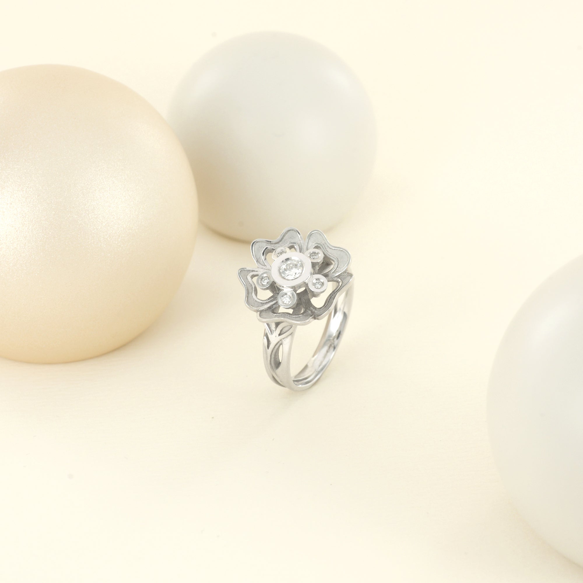 Bague Pensée Sauvage médium en or blanc et diamants