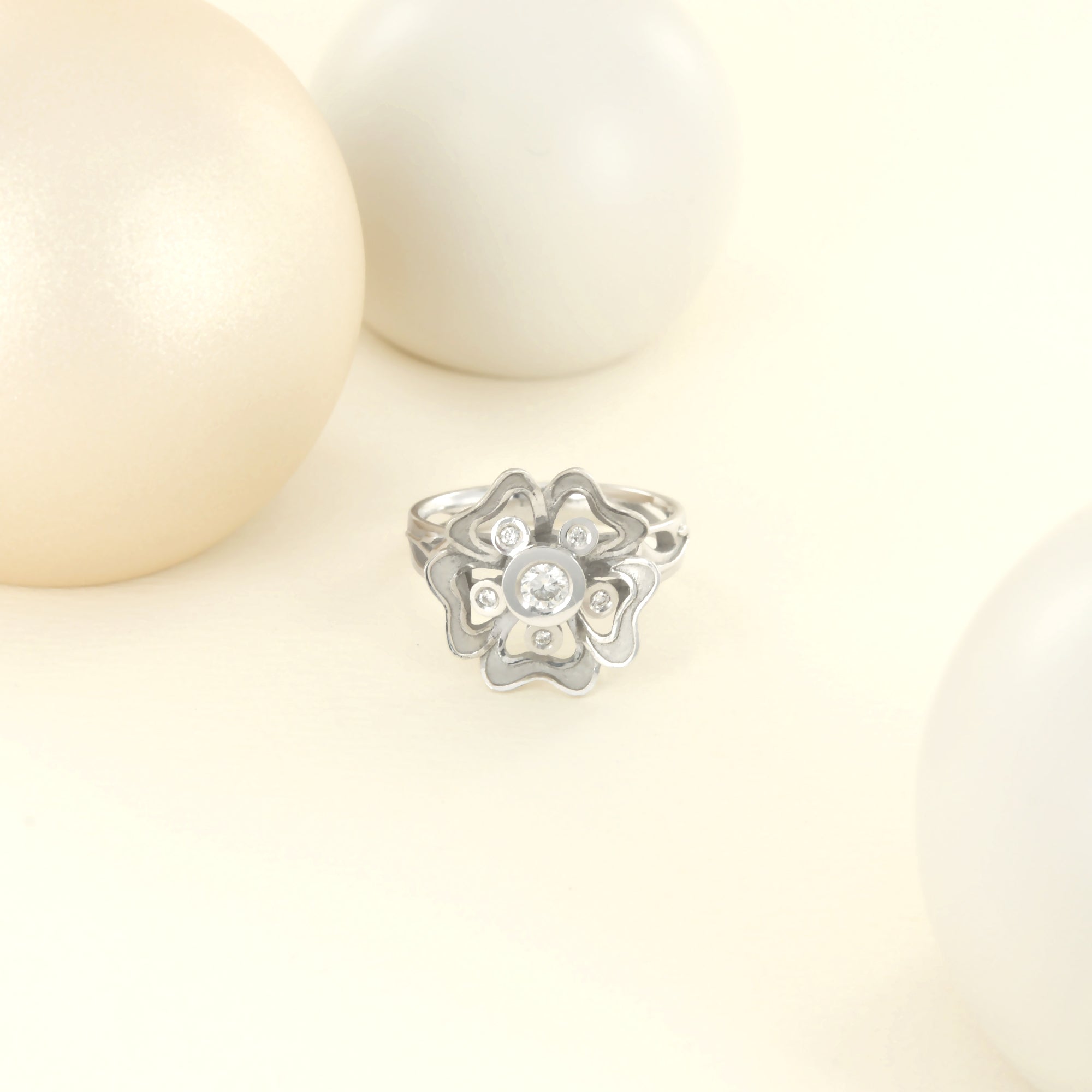 Bague Pensée Sauvage médium en or blanc et diamants