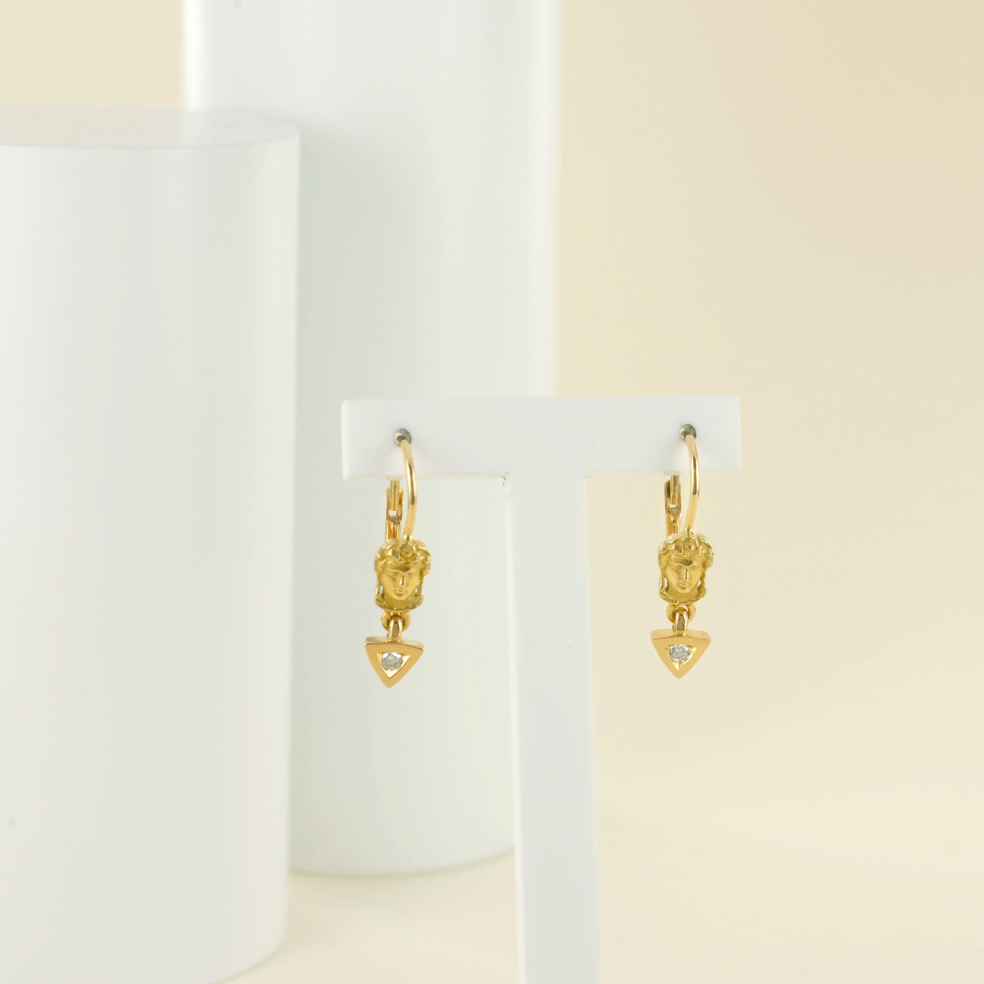 Boucles d'oreilles pendante en or jaune et diamants