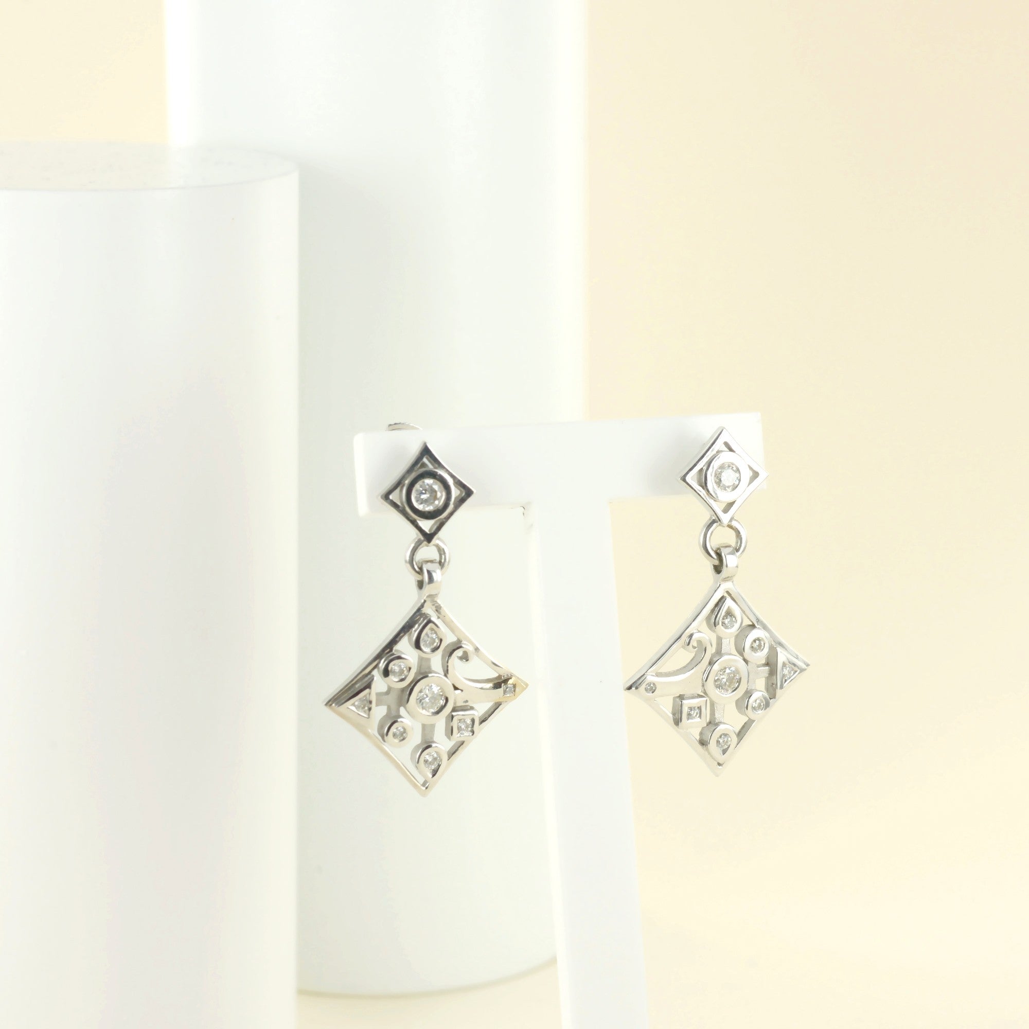 Boucles d'oreilles marguerite en or blanc et diamants