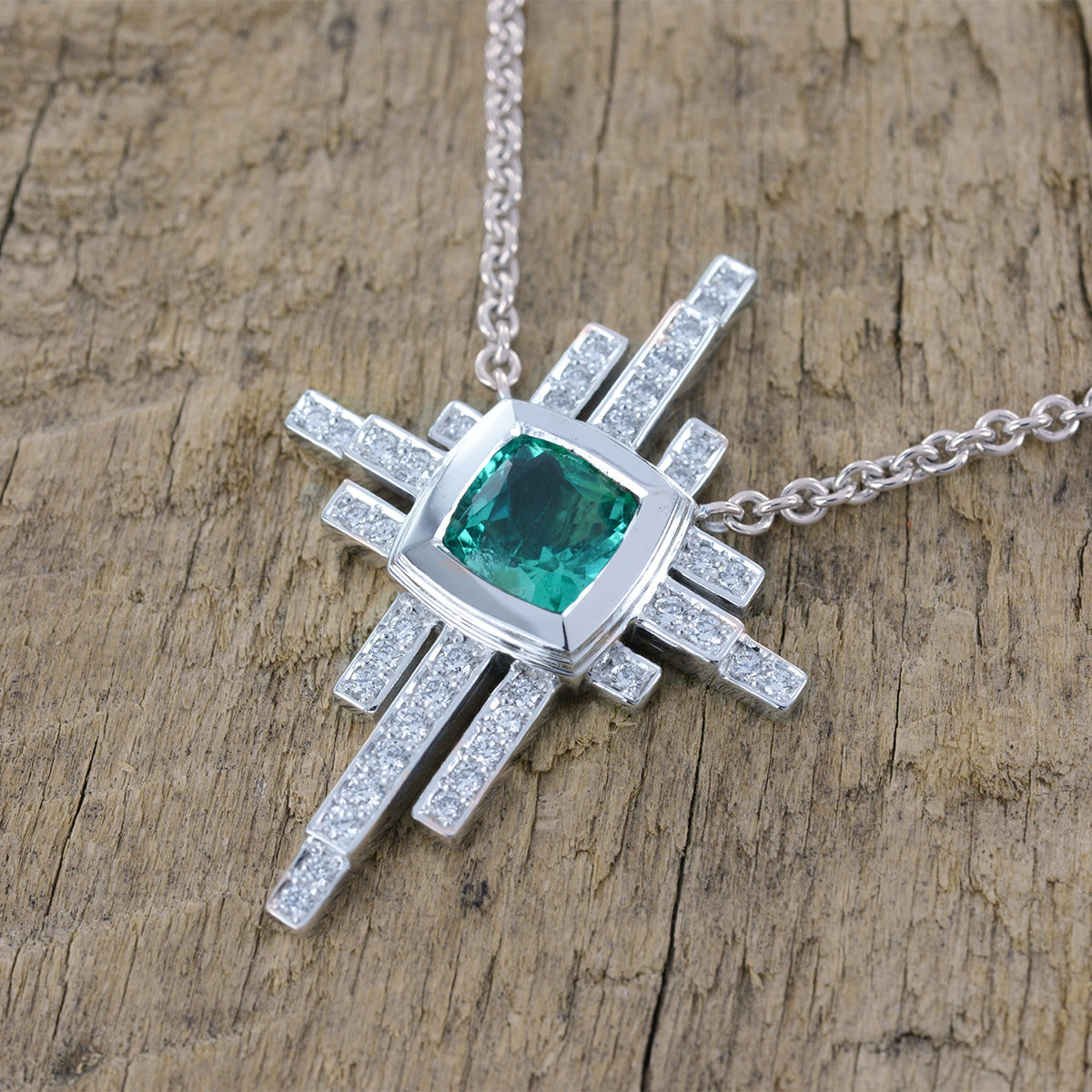 Collier unique en or blanc émeraude et diamants