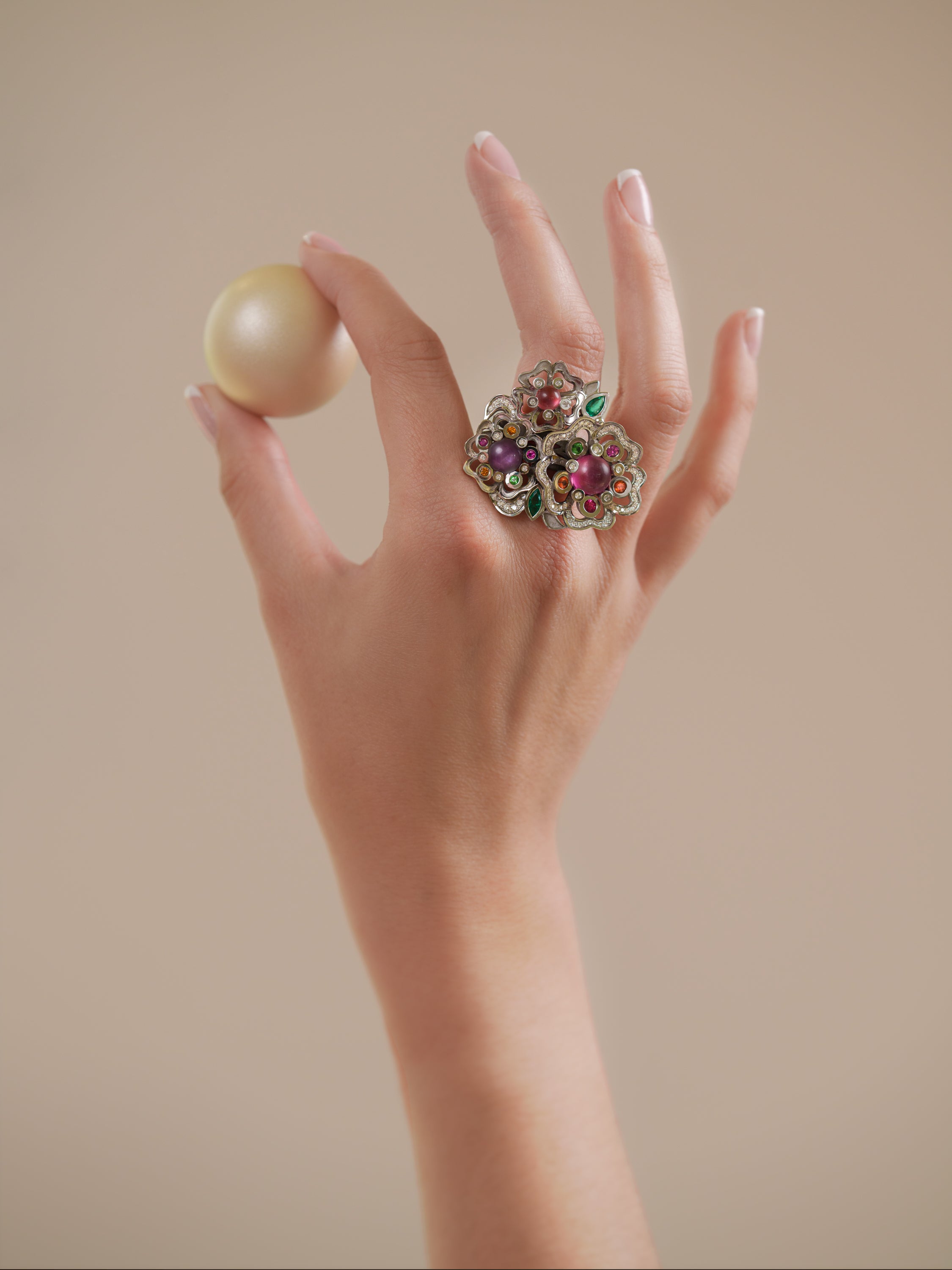 une bague de créateur sur un thème floral avec des pierres de couleurs