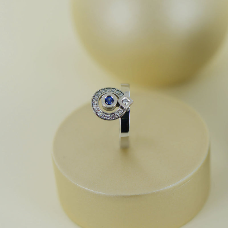 Bague Kairos en or blanc, saphir, diamant