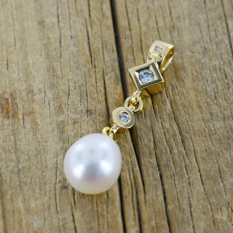 Pendentif unique en or avec perle d'eau douce et diamants