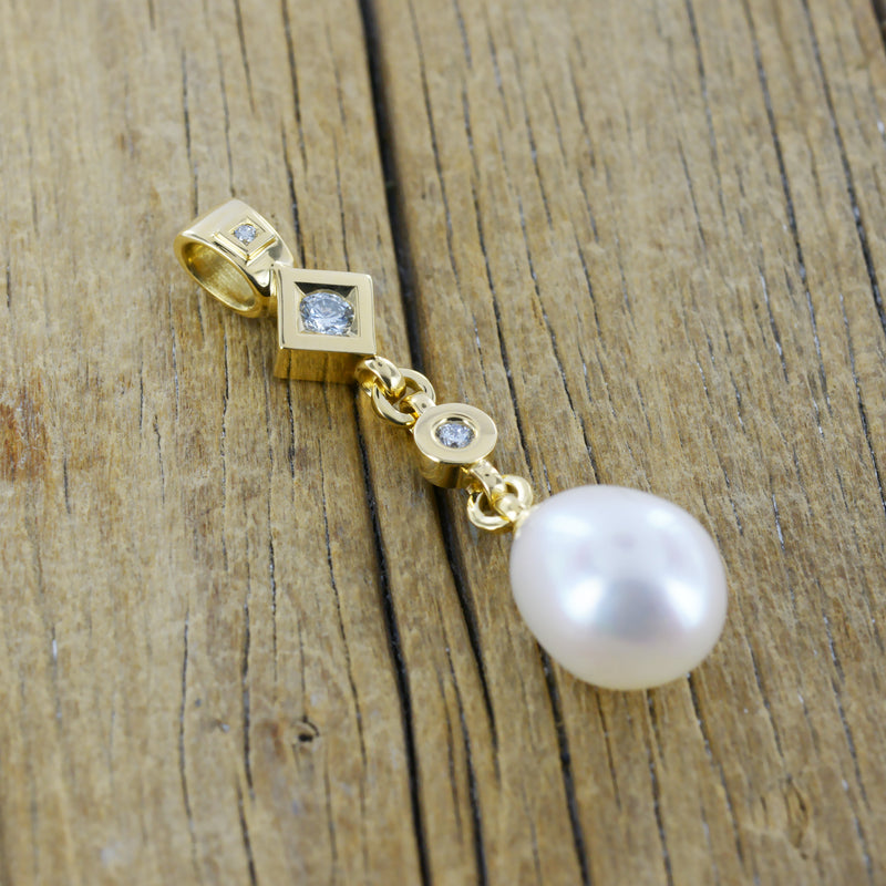 Pendentif unique en or avec perle d'eau douce et diamants